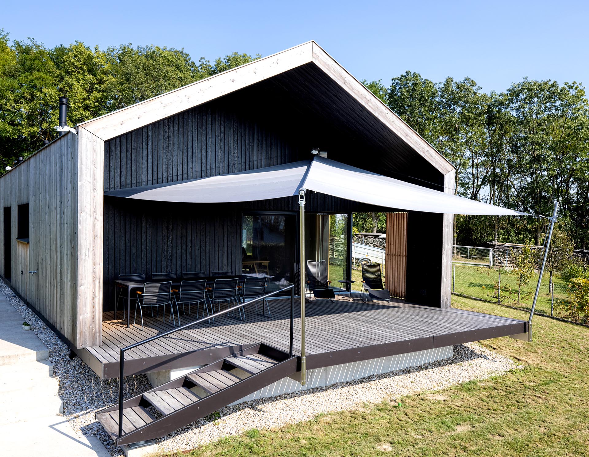 Elegante Outdoor-Beschattungslösung von SunSquare für stilvolles Wohnen im Freien