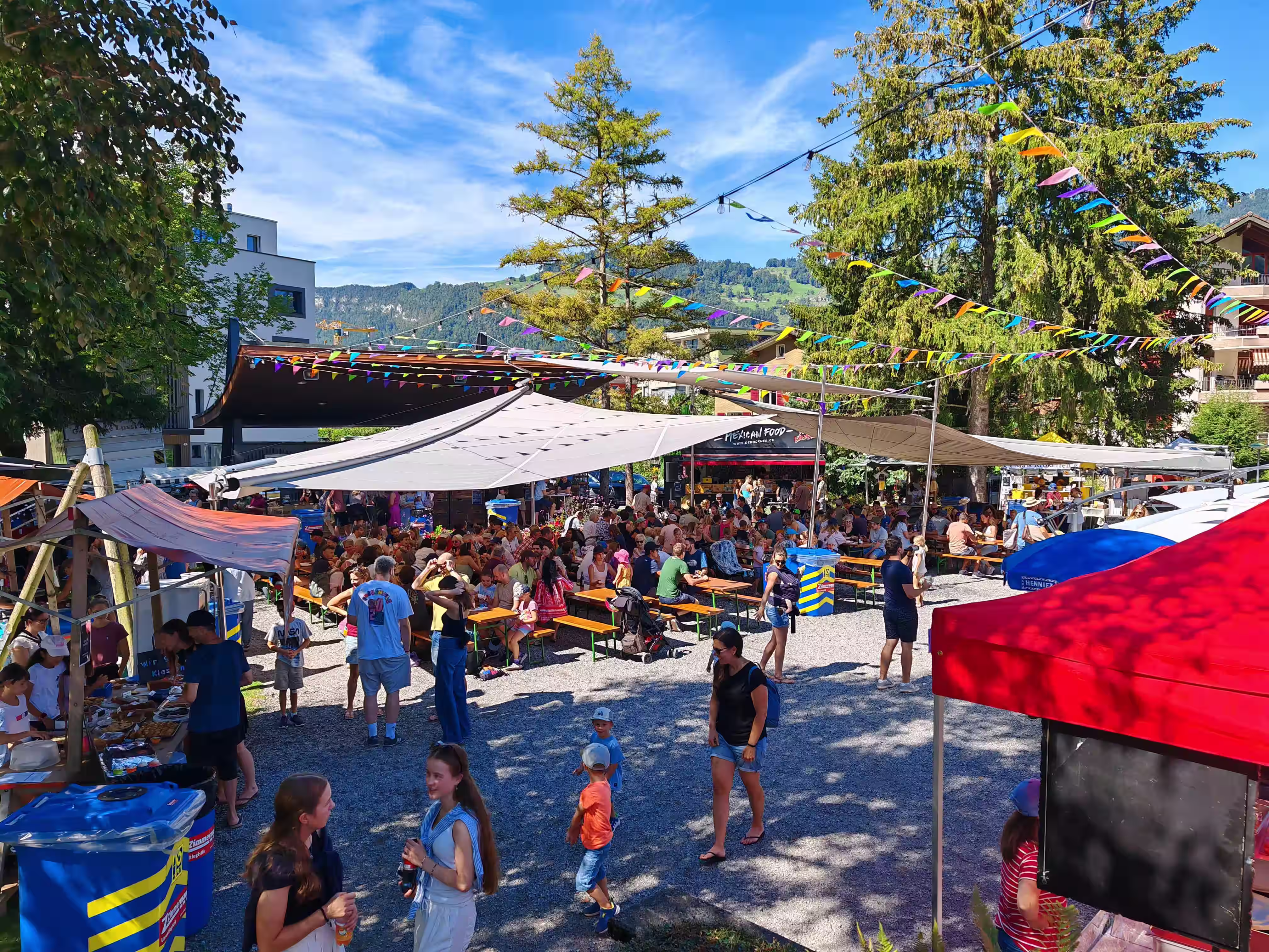 Textile Architecture for Public Comfort in Buochs