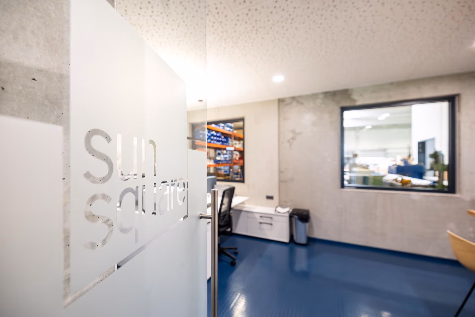 Das Werkstattbüro lässt einen Blick in die Produktionshalle zu.