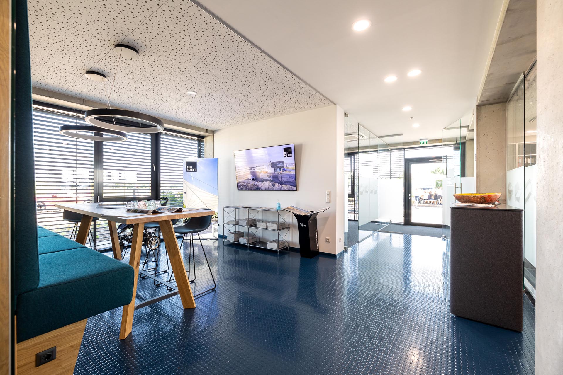 Die Lounge im Erdgeschoss und der Eingangsbereich.