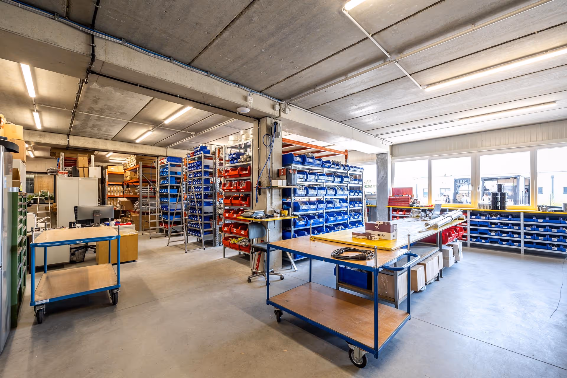 Das Kommissionier-Lager. Hier werden alle Teile zusammengetragen und verpackt.