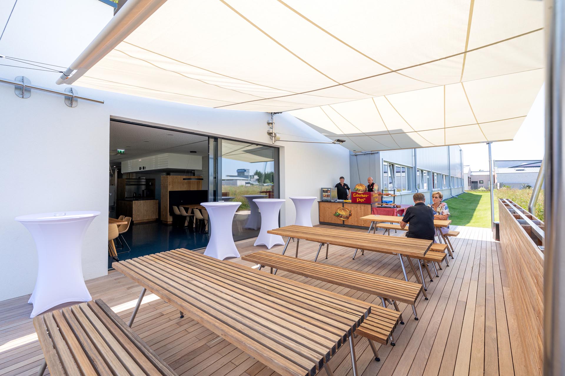 Außenbereich mit einem doppelseitigen Rechtecksegel geschützt.