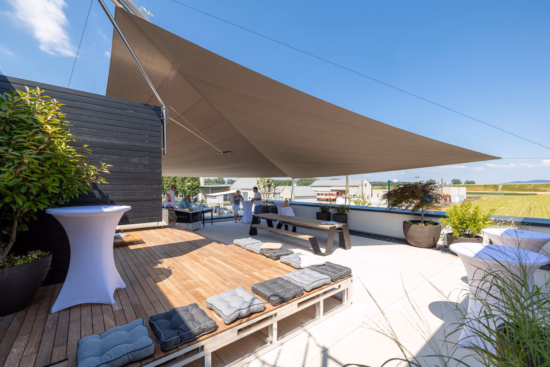 Die Tachterrasse mit Dreieck-Segel.