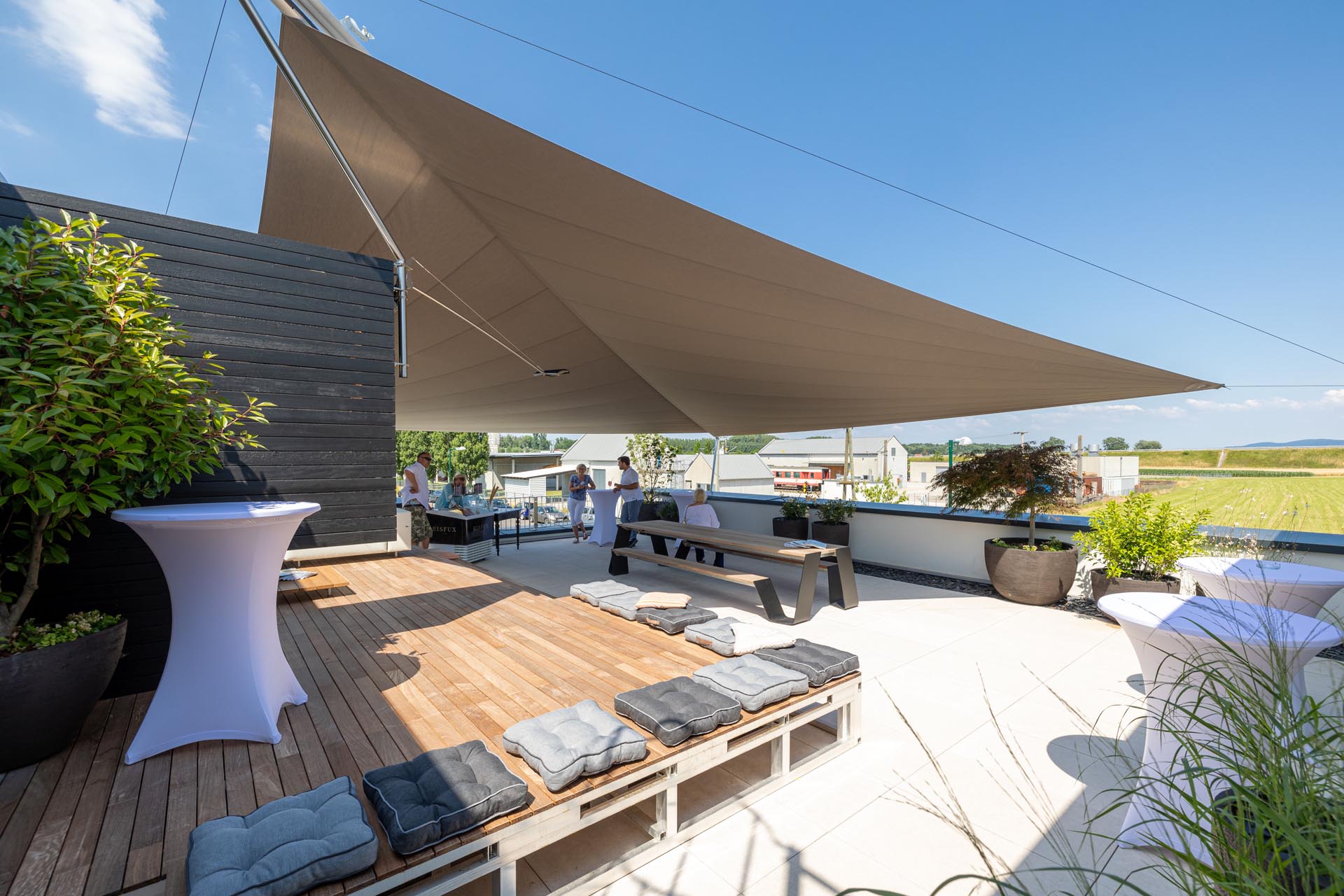 Die Tachterrasse mit Dreieck-Segel.