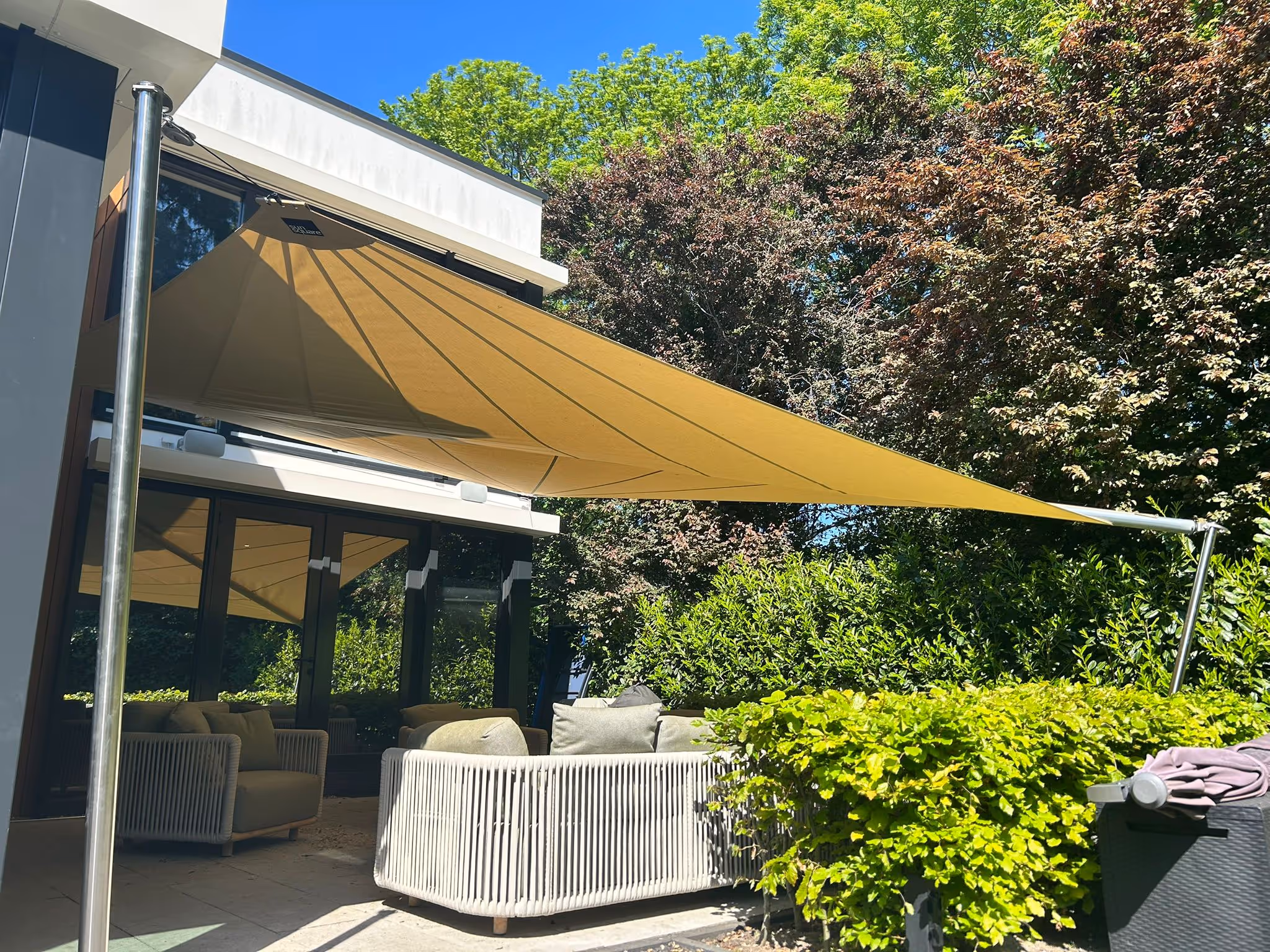 Im Privatgarten in den Niederlanden sorgt eine vollautomatische SunSquare SQK-I Anlage für exklusiven Outdoor-Komfort. Sonnenschutz, Regenschutz und Lounge-Feeling – perfekt für entspannte Stunden im Freien.