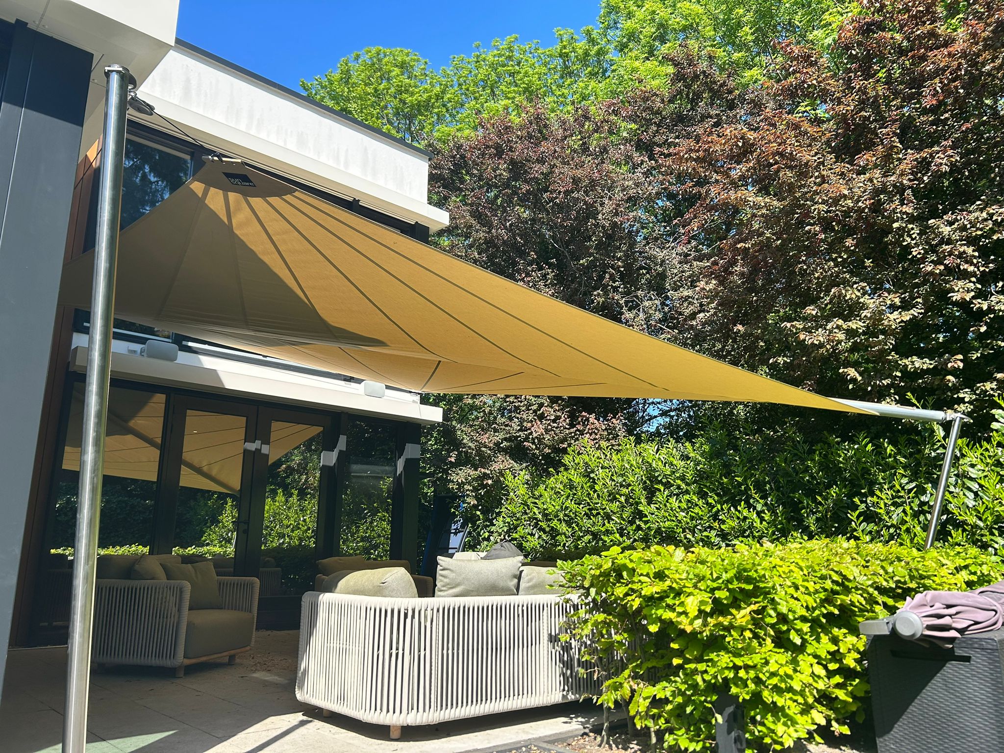 Im Privatgarten in den Niederlanden sorgt eine vollautomatische SunSquare SQK-I Anlage für exklusiven Outdoor-Komfort. Sonnenschutz, Regenschutz und Lounge-Feeling – perfekt für entspannte Stunden im Freien.