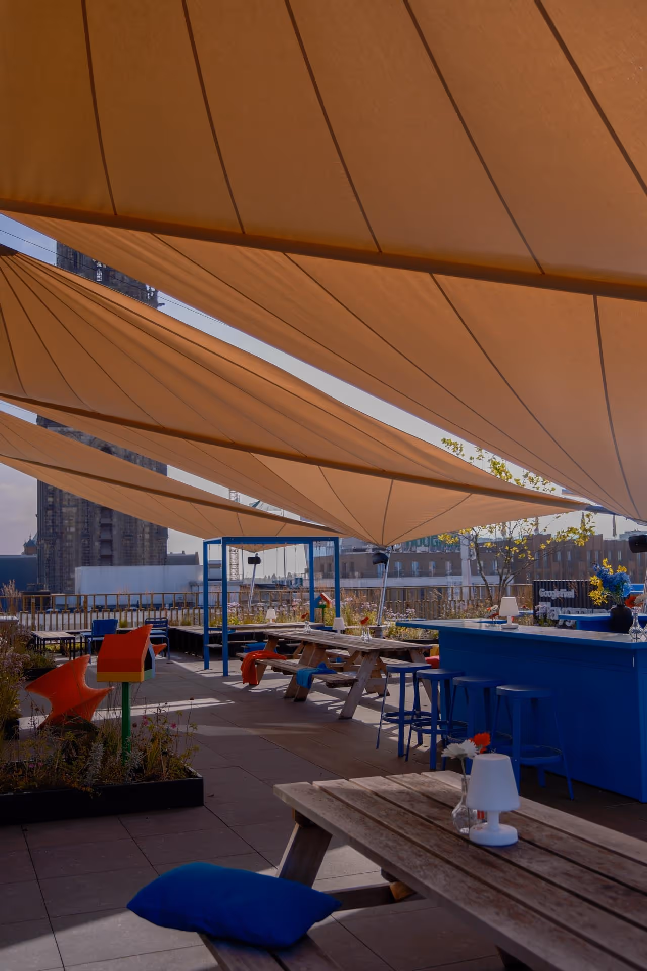 Windstabile Sonnensegelanlage auf urbaner Dachterrasse