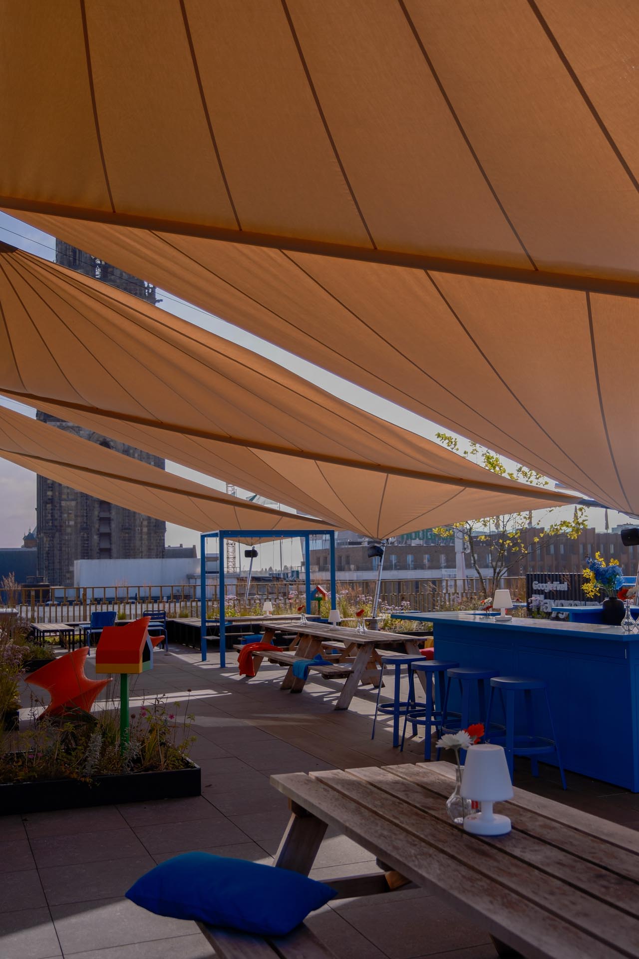 Windstabile Sonnensegelanlage auf urbaner Dachterrasse
