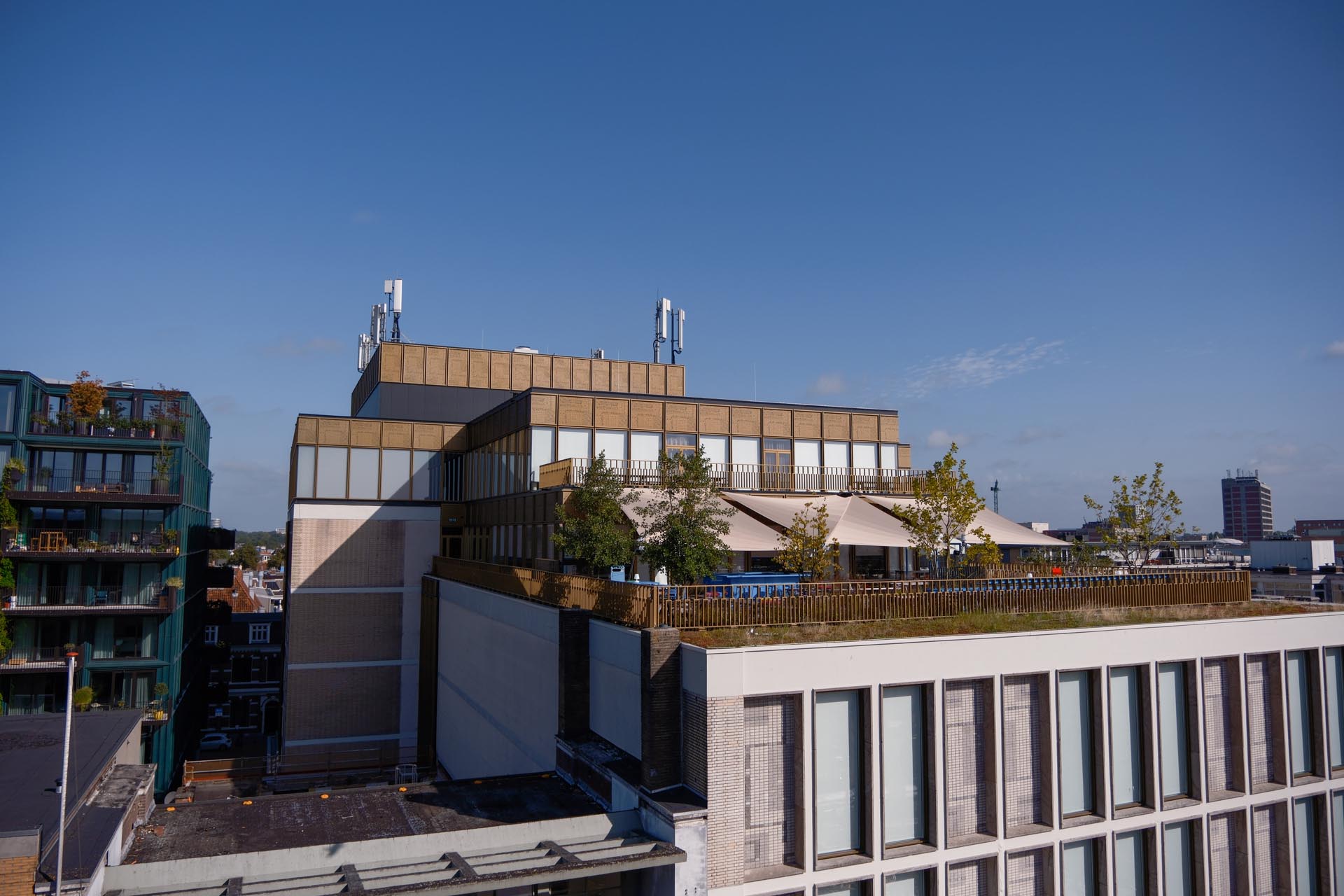 Elegante SunSquare Beschattungslösung für Rooftop Office