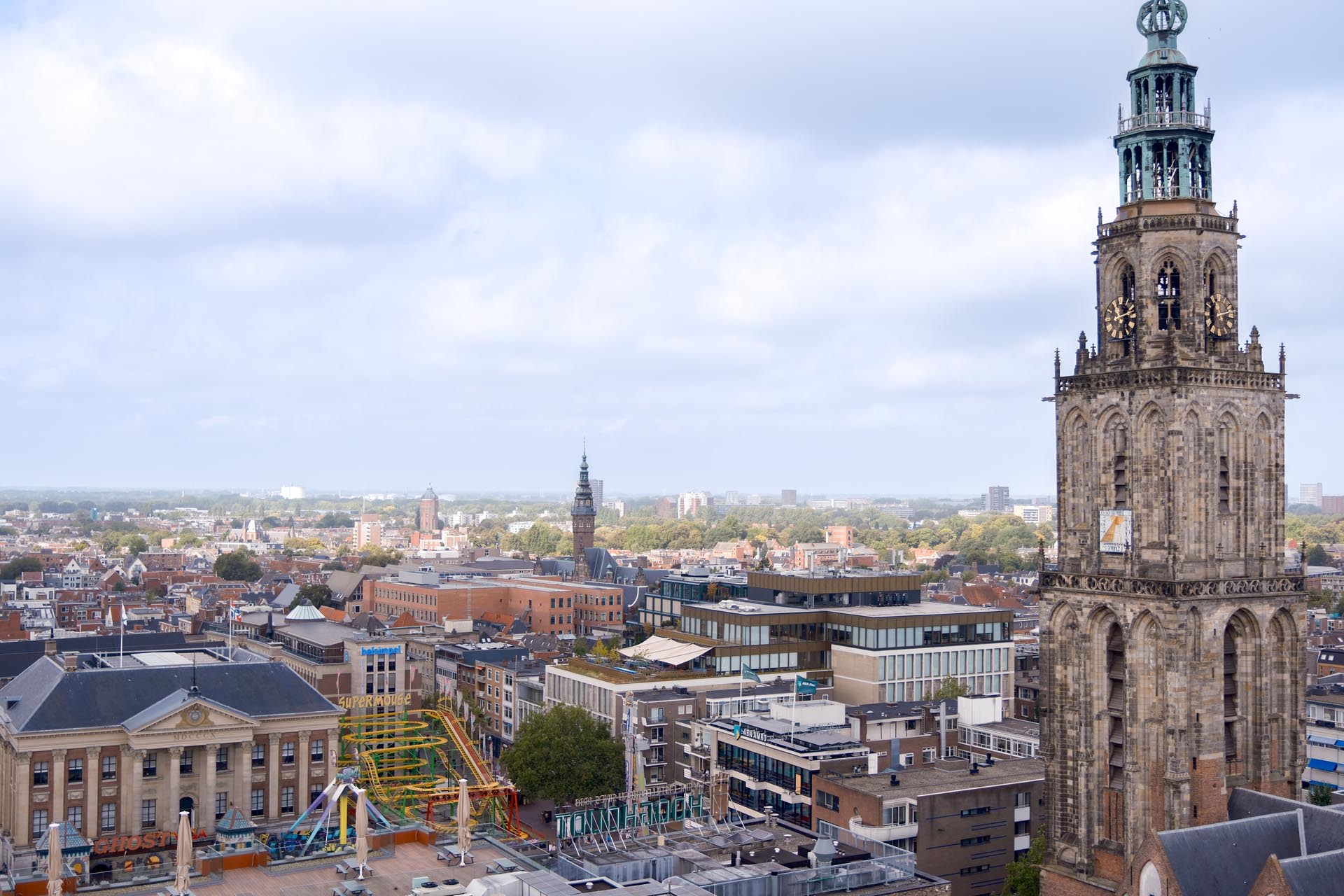 Die Stadt Grononingen - aus der Ferne erkennt man ganz klein die Dachterrasse des Bürpkomplexes, auf dem die SunSquare Segel errichtet wurden.
