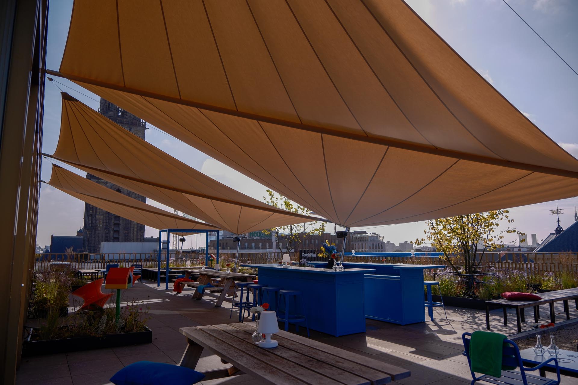 Moderne textile Architektur: SunSquare Segel über 150 m² Fläche