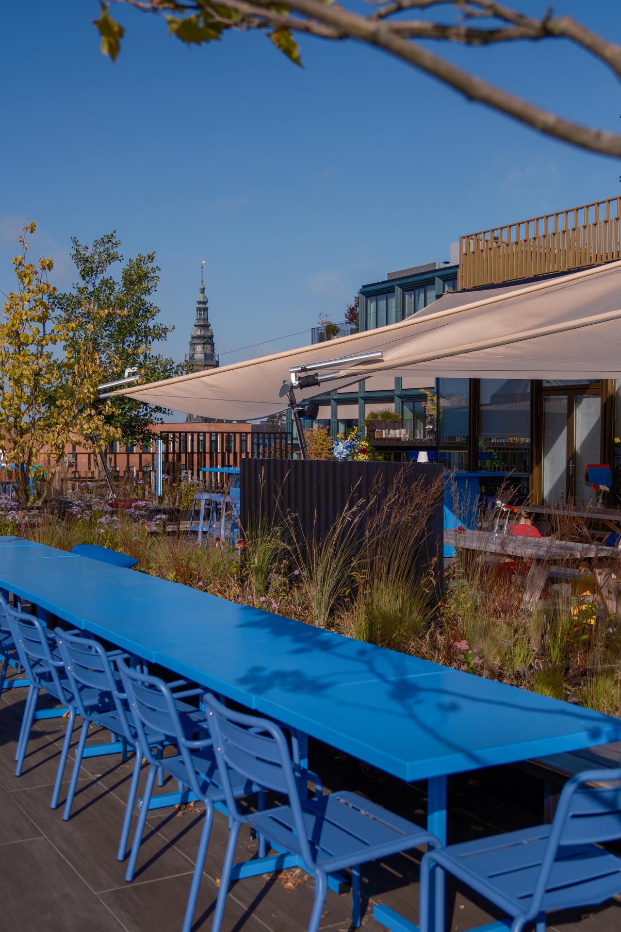 Großflächiger Sonnenschutz mit drei SQK-I Modellen auf Büroterrasse
