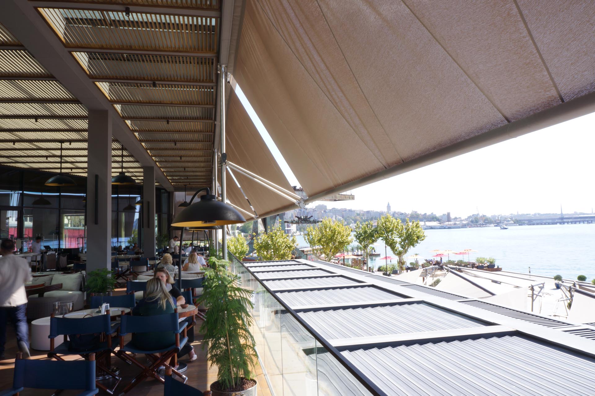 Fallarmmarkisen von SunSquare schützen die Glasfront des Hotels stilvoll vor Sonne