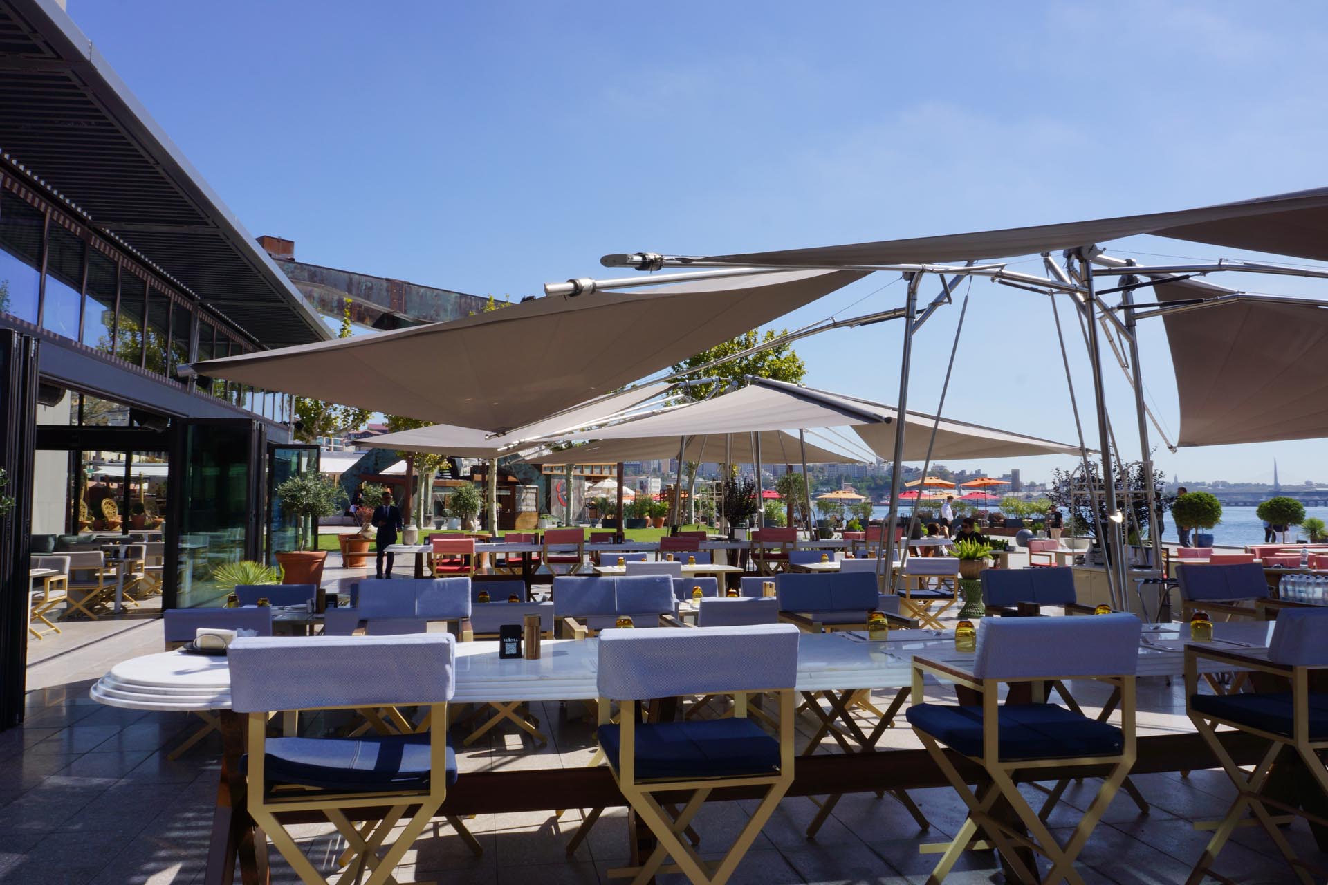 SunSquare FOLD & ROLL Segelschirme auf der Terrasse des Rixos Tersane mit Blick auf das Goldene Horn