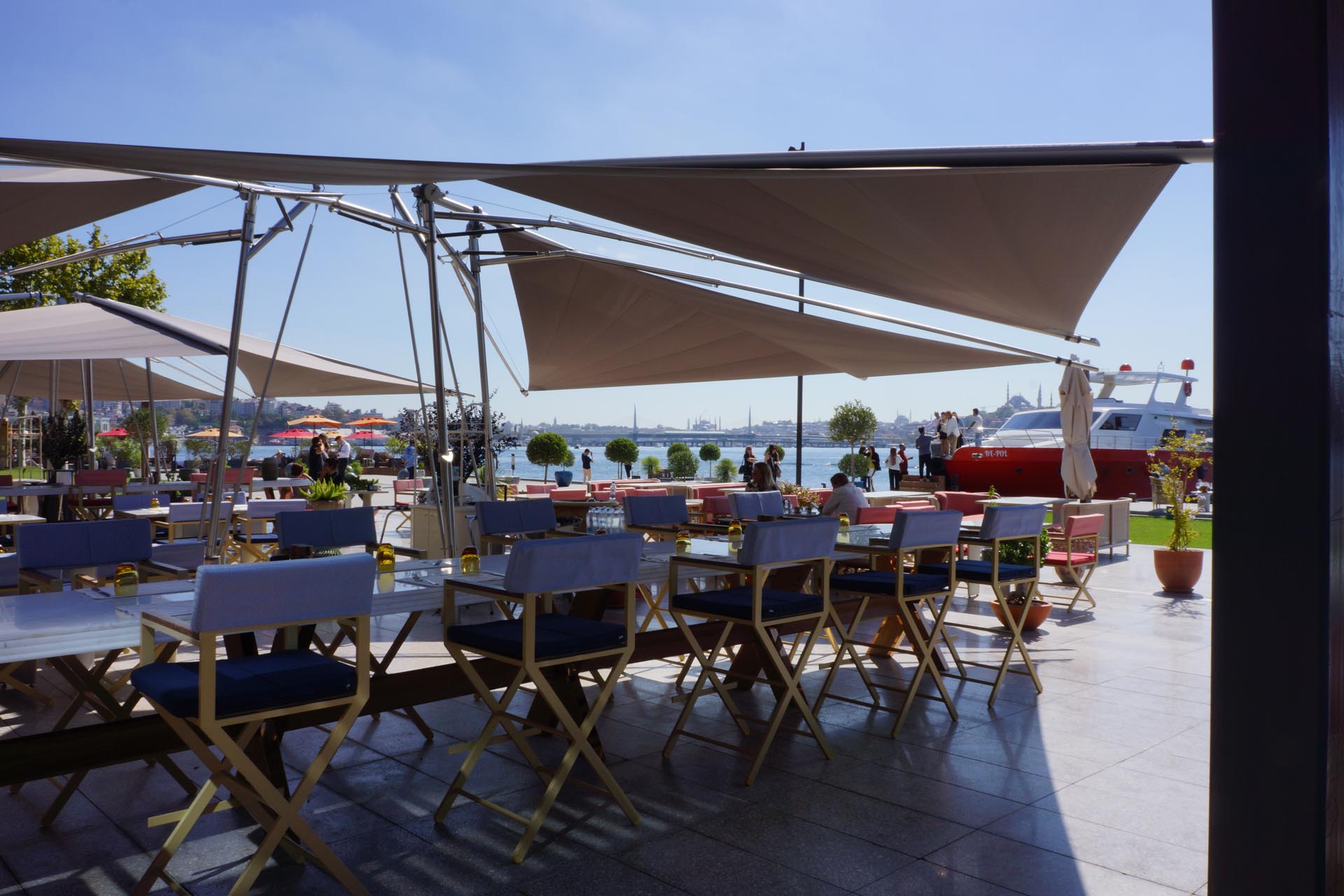 Elegante Schattenwirkung der FOLD & ROLL Segelschirme bei Sonnenlicht aus Südwesten