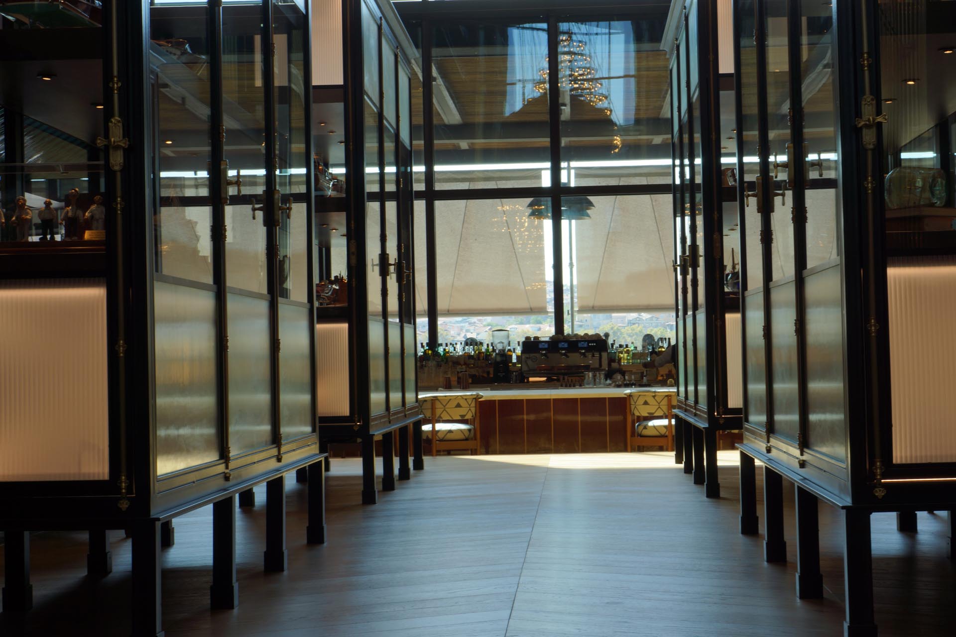 Architektonisch integrierte Sonnenschutzlösung von SunSquare im ersten Stock des Hotels