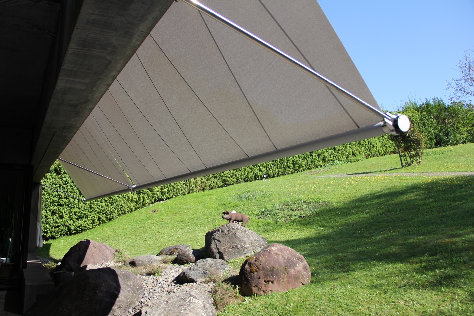 Montage der Fallarmmarkise durch Guggenberger GmbH – präzise und platzsparend