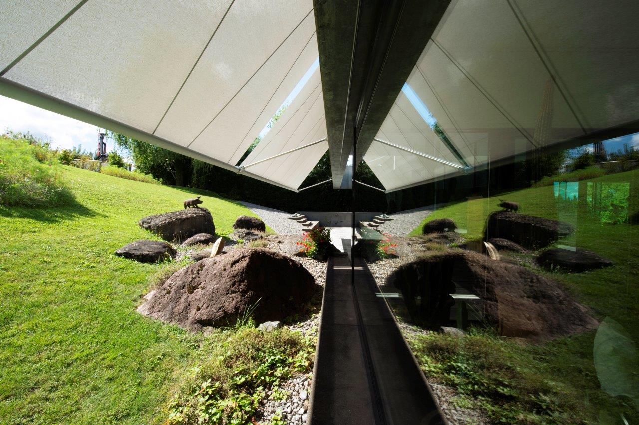 Innenhof mit neuer SunSquare Beschattungslösung für flache Sonneneinstrahlung