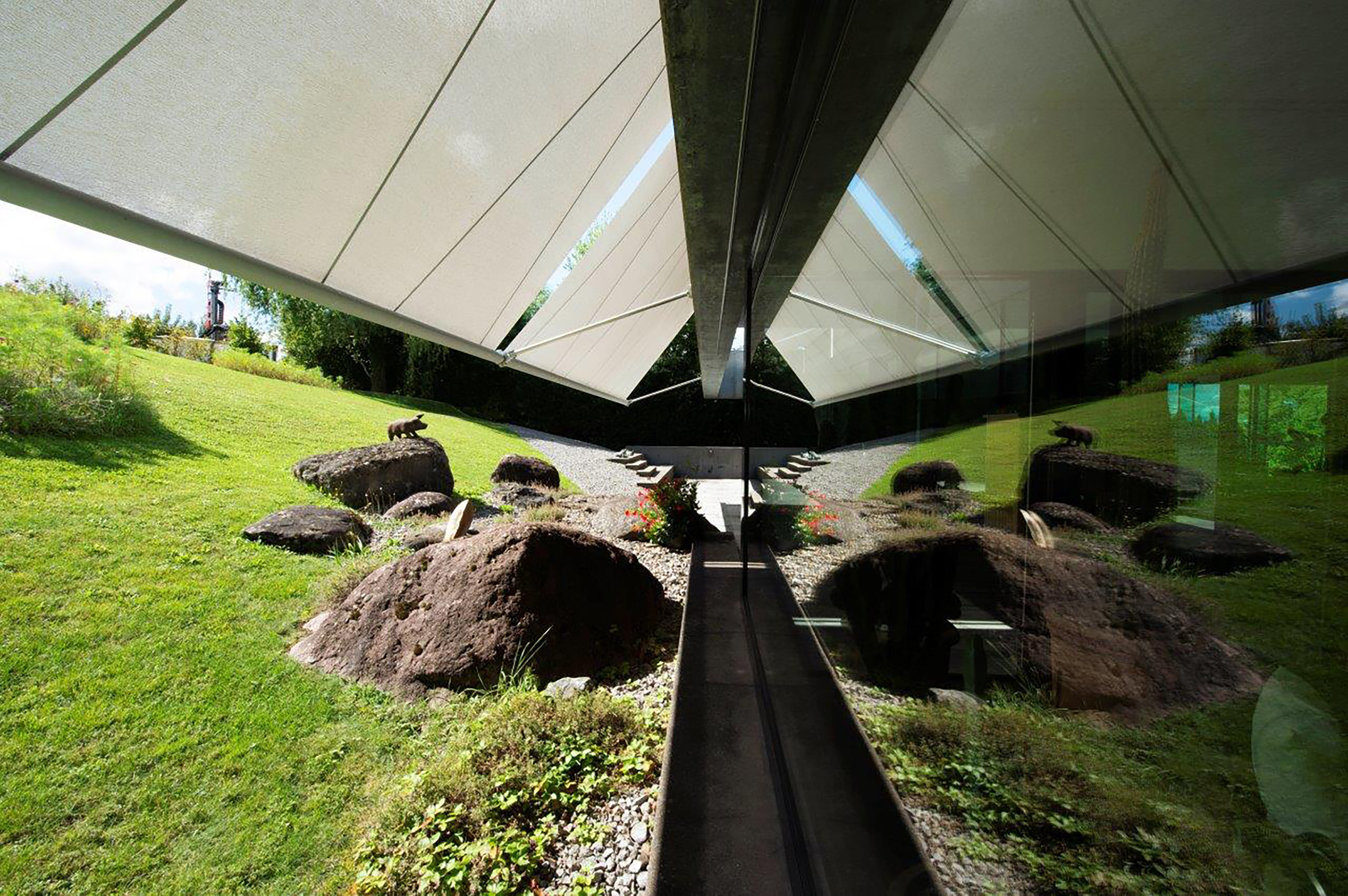 Metallvordach mit Abtropfnase schützt die eingefahrene SunSquare Markise