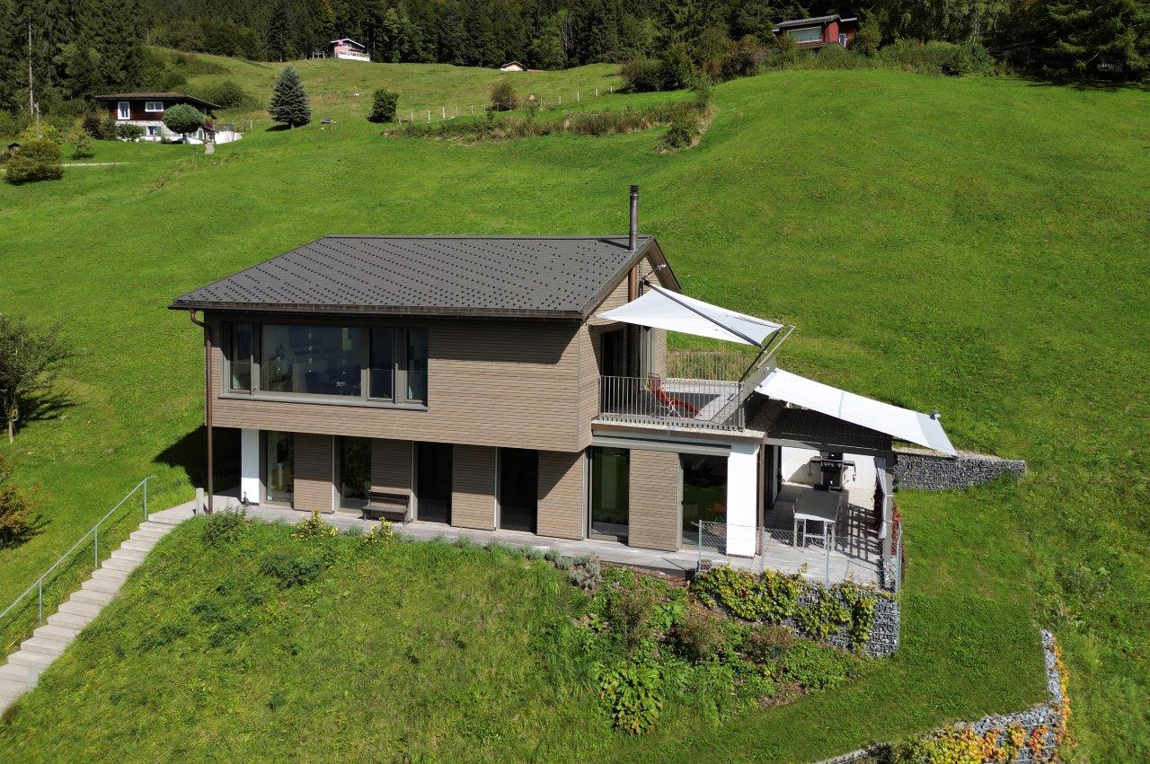 Von der Seite betrachtet erkennt man die Pergola, die nun durch das einseitige Rechtecksegel endlich auch für Schatten sorgt. Auf Knopfdruck und stufenlos verstellbar.