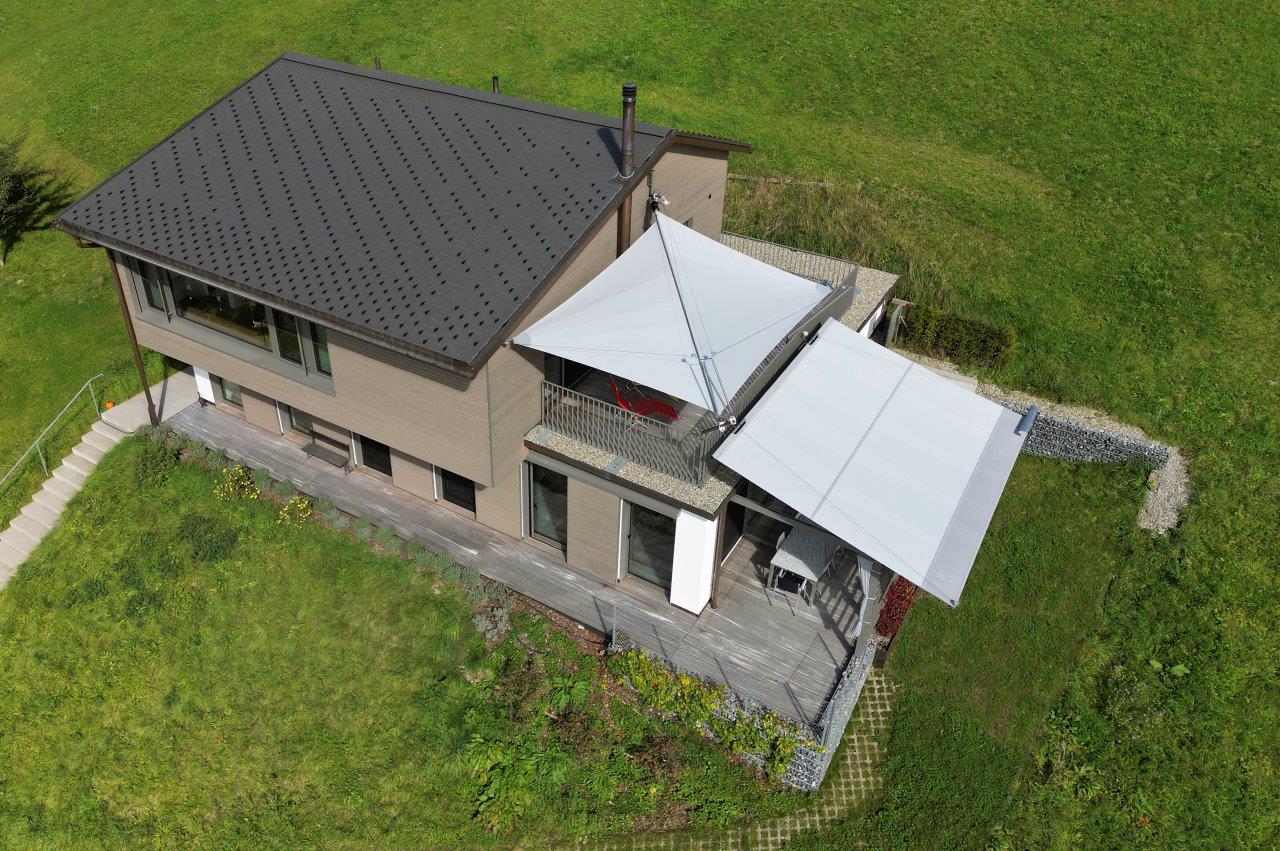 Eine Luftaufnahme der SunSquare Anlagen, die Sonne und Wetter abhalten.