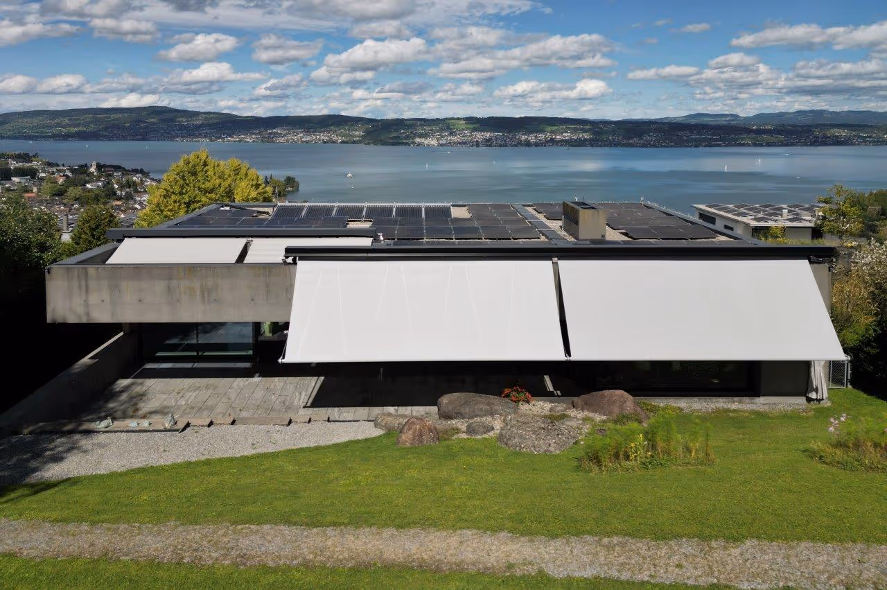 Windstabile Fallarmmarkise ohne Knickarme von SunSquare in Aktion