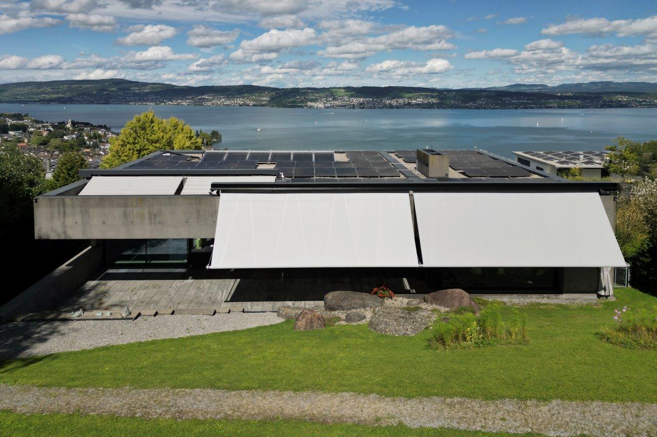 Windstabile Fallarmmarkise ohne Knickarme von SunSquare in Aktion