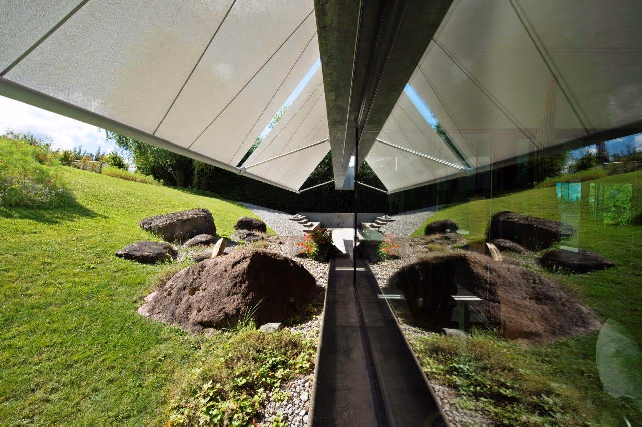 Innenhof mit neuer SunSquare Beschattungslösung für flache Sonneneinstrahlung