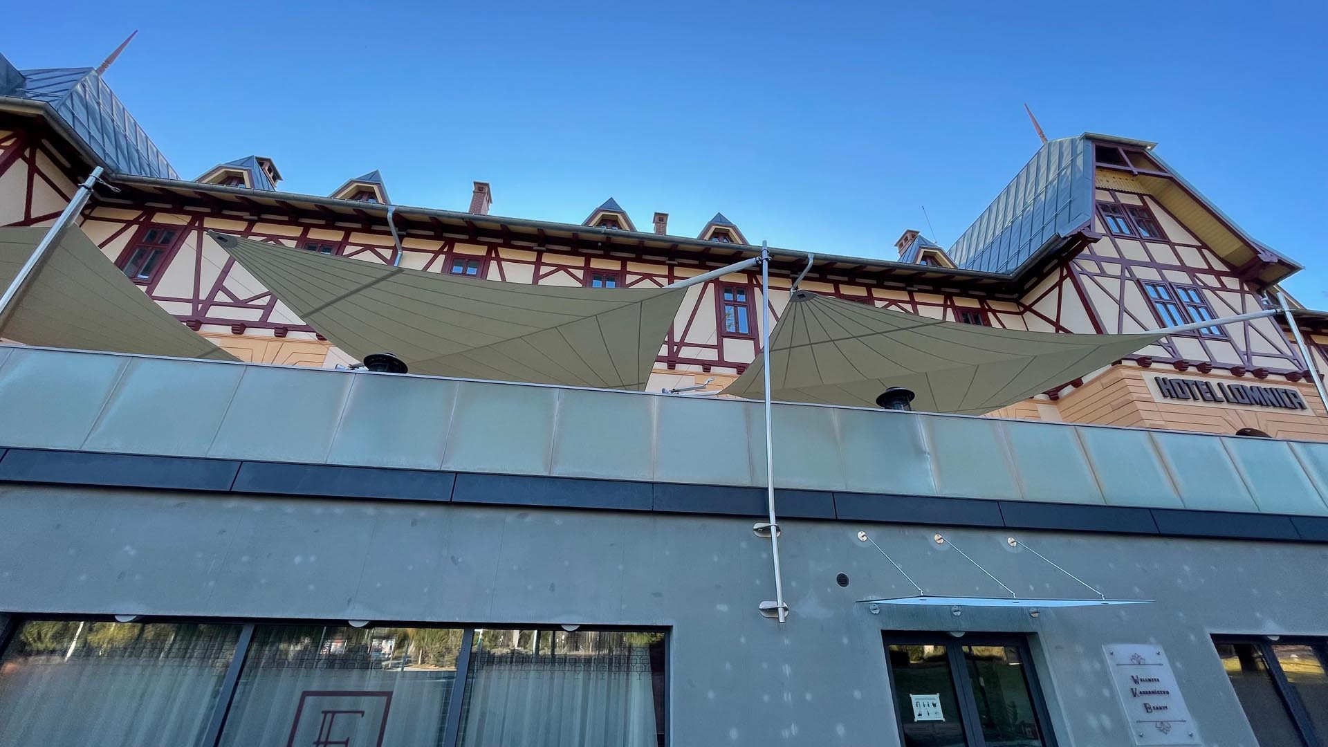 Luxuriöser Hotel-Außenbereich mit automatisierten Sonnensegeln.