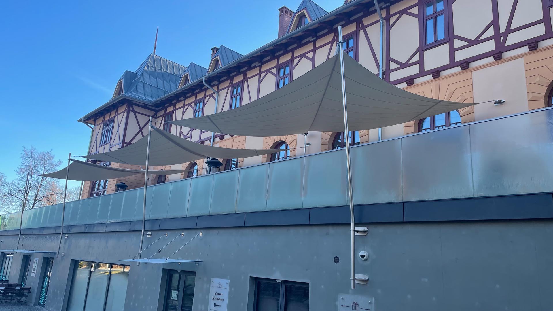 Automatisierte Sonnensegel-Anlage für Luxus-Hotel Terrasse.