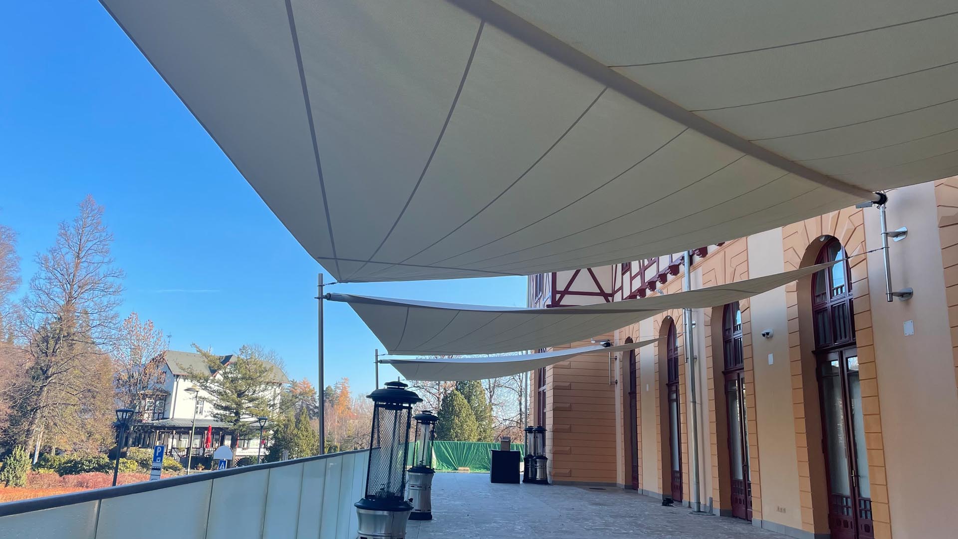 Shadow Sys installiert SunSquare Sonnensegel im Hotel Lomnica.