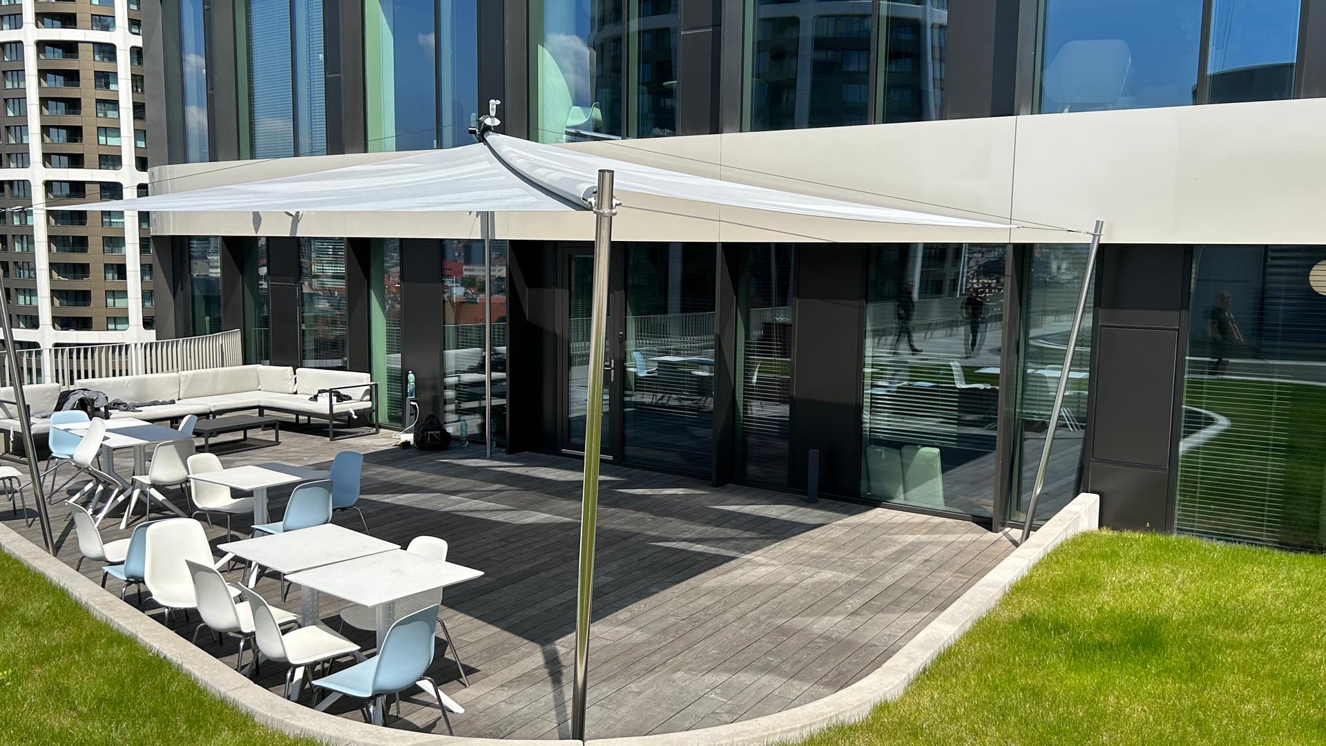 Automatisiertes SunSquare Strahlensegel aus Dickson Infinity 8396 Souris Chine.