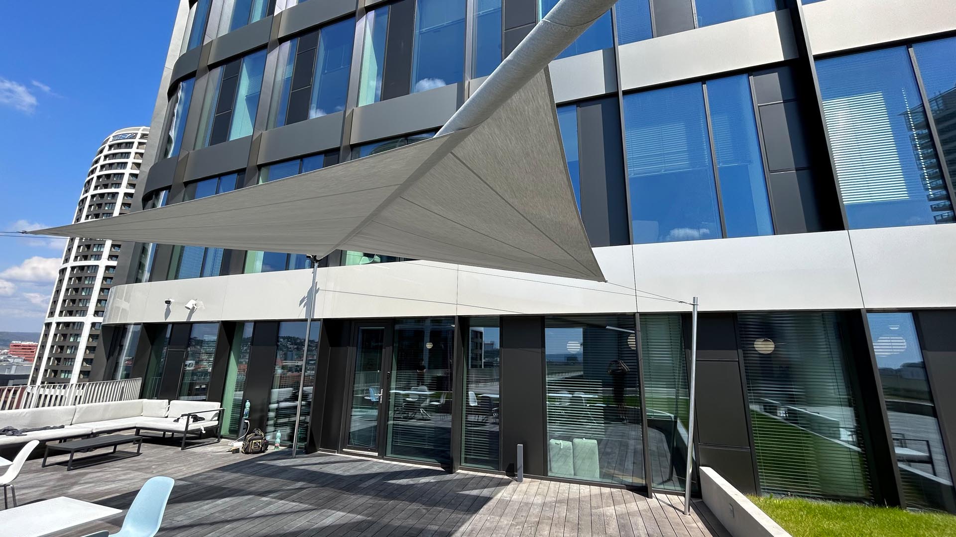 Shadow Sys installiert SunSquare Sonnensegel für SKY PARK Offices Terrasse.