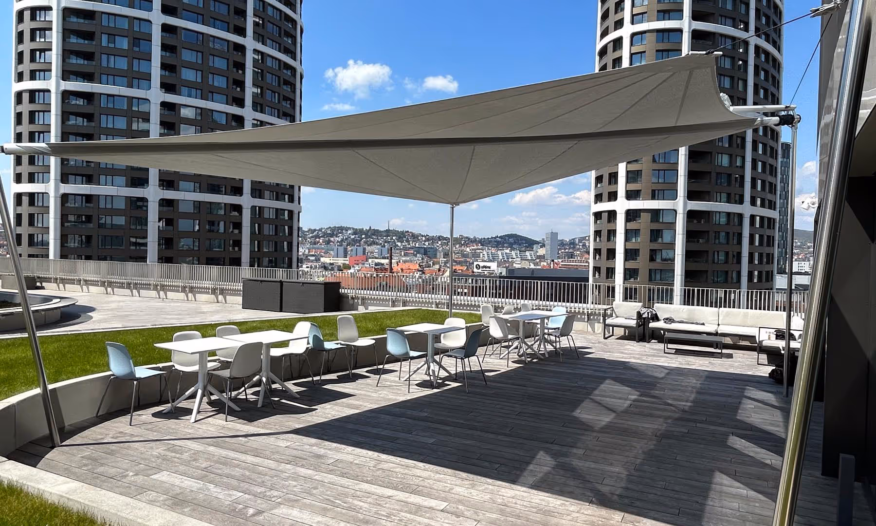 Premium Outdoor Shading mit SunSquare Sonnensegel im Business-Komplex Bratislava.