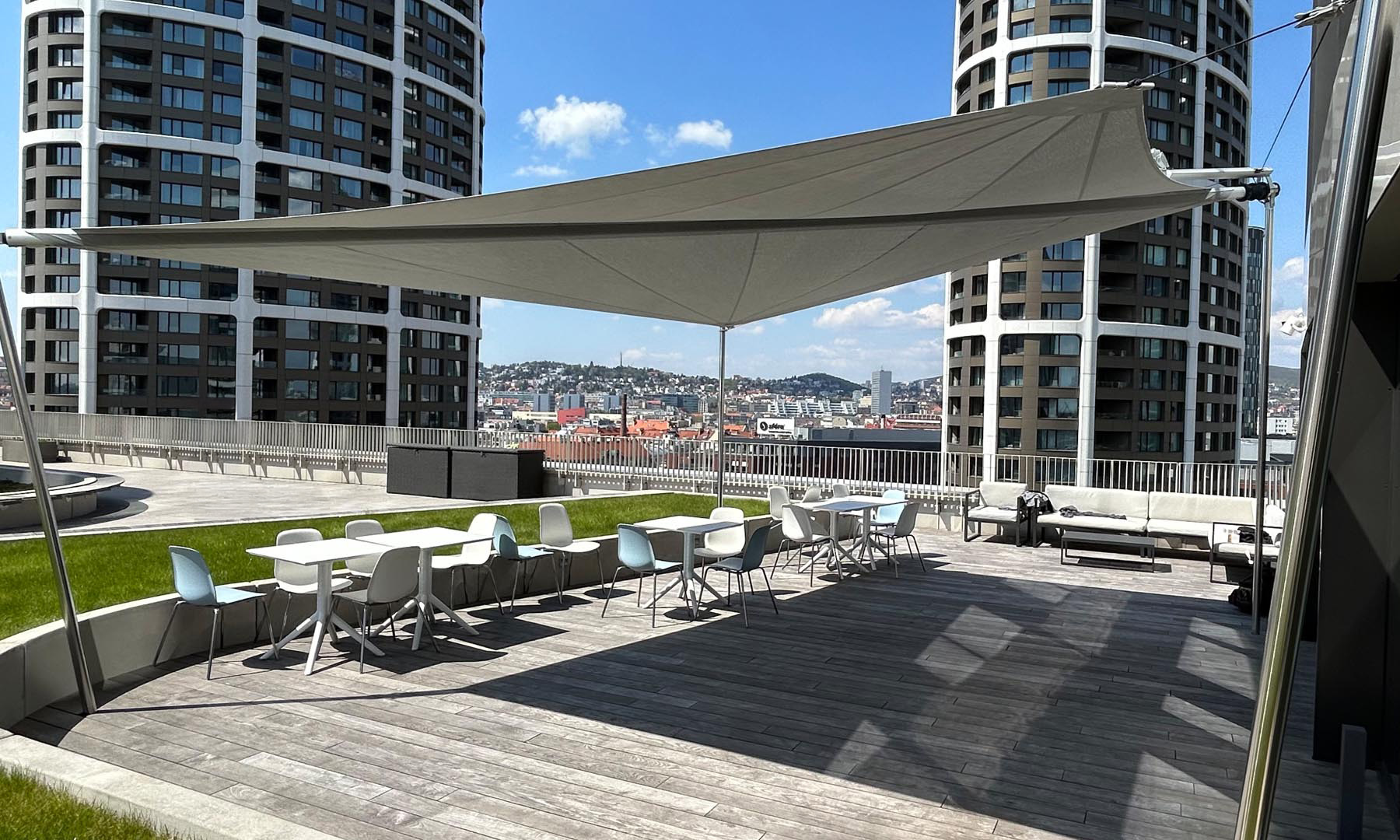Premium Outdoor Shading mit SunSquare Sonnensegel im Business-Komplex Bratislava.