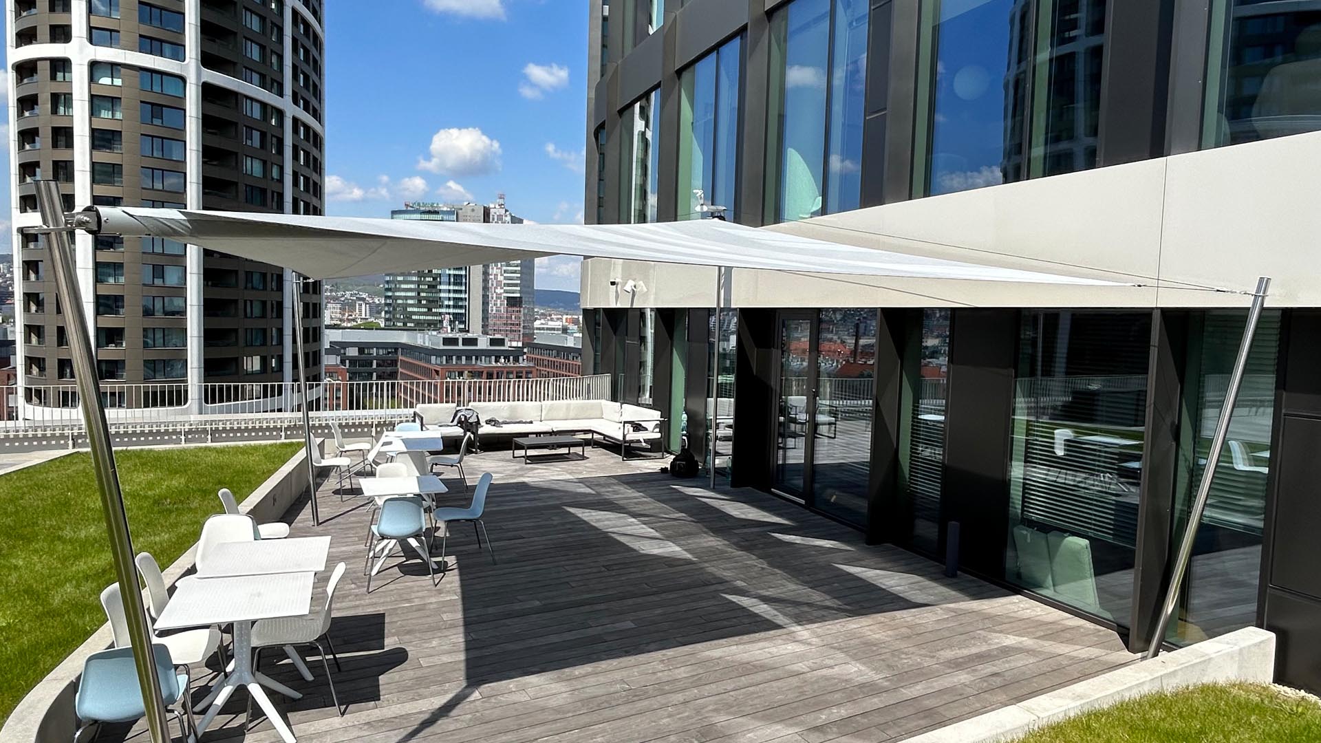 32 m² SunSquare Sonnenschutz für moderne Büroarchitektur im SKY PARK Offices.