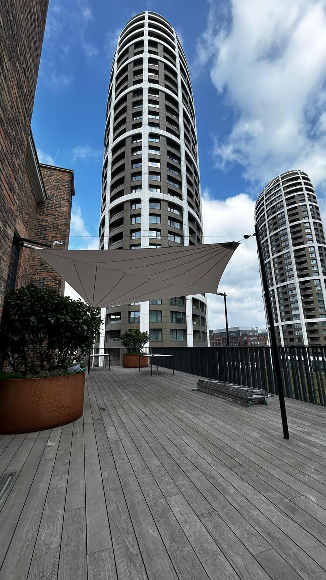 Coworking-Terrasse in Bratislava mit 27 m² Sonnensegel – stilvoller Sonnen- und Regenschutz für flexible Outdoor-Arbeitsplätze.