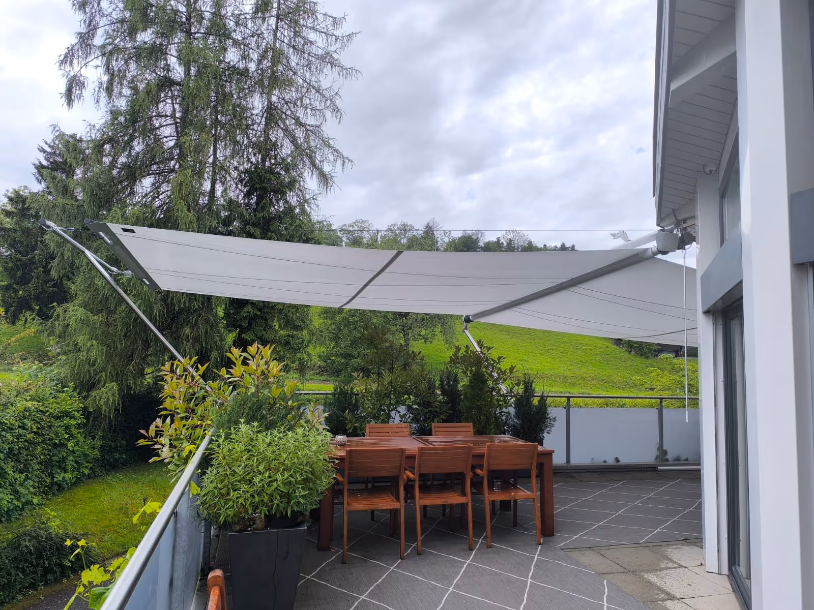 SunSquare awning with integrated T-support for open, elegant outdoor areas.