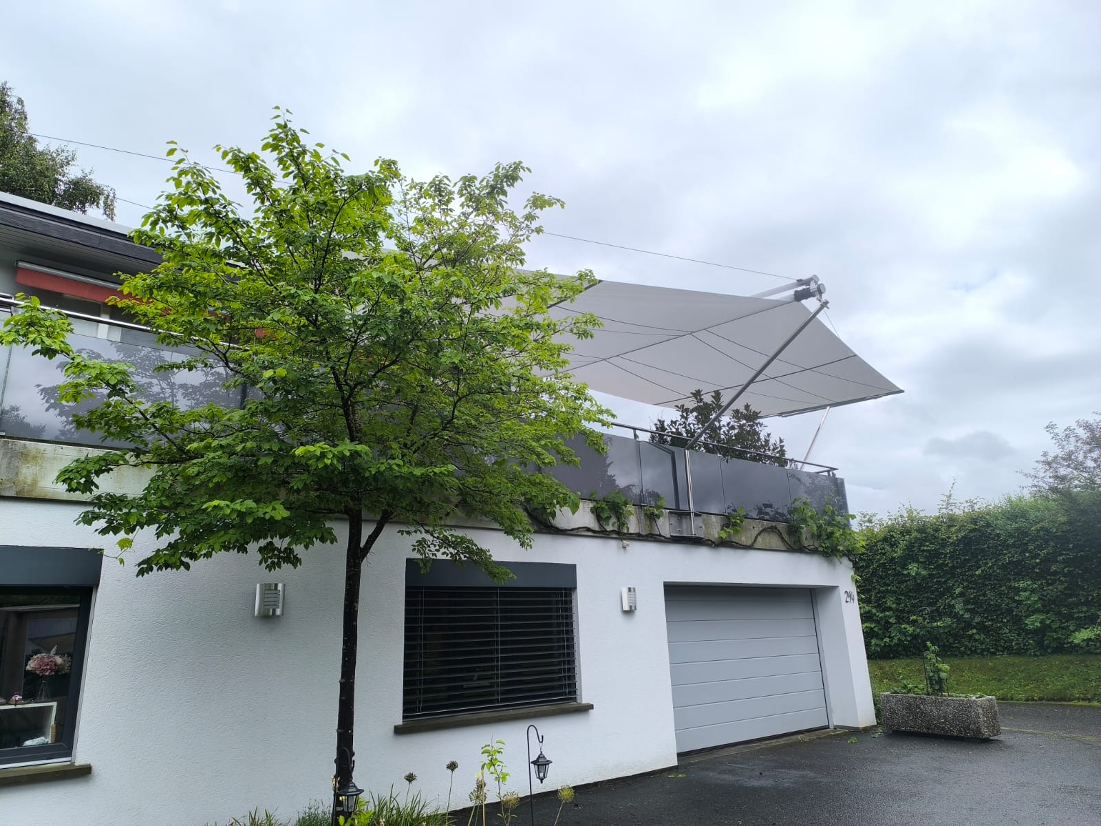 Architecturally striking sun sail system – steep support angles for dynamic design.