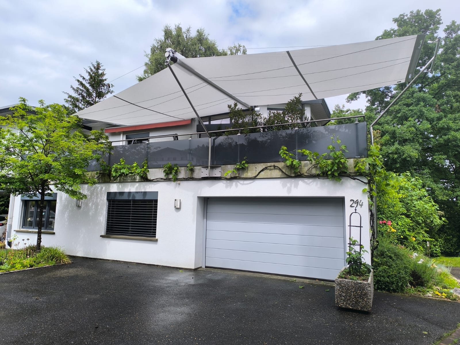 Custom SunSquare solution: sun protection combined with glass façade cooling.