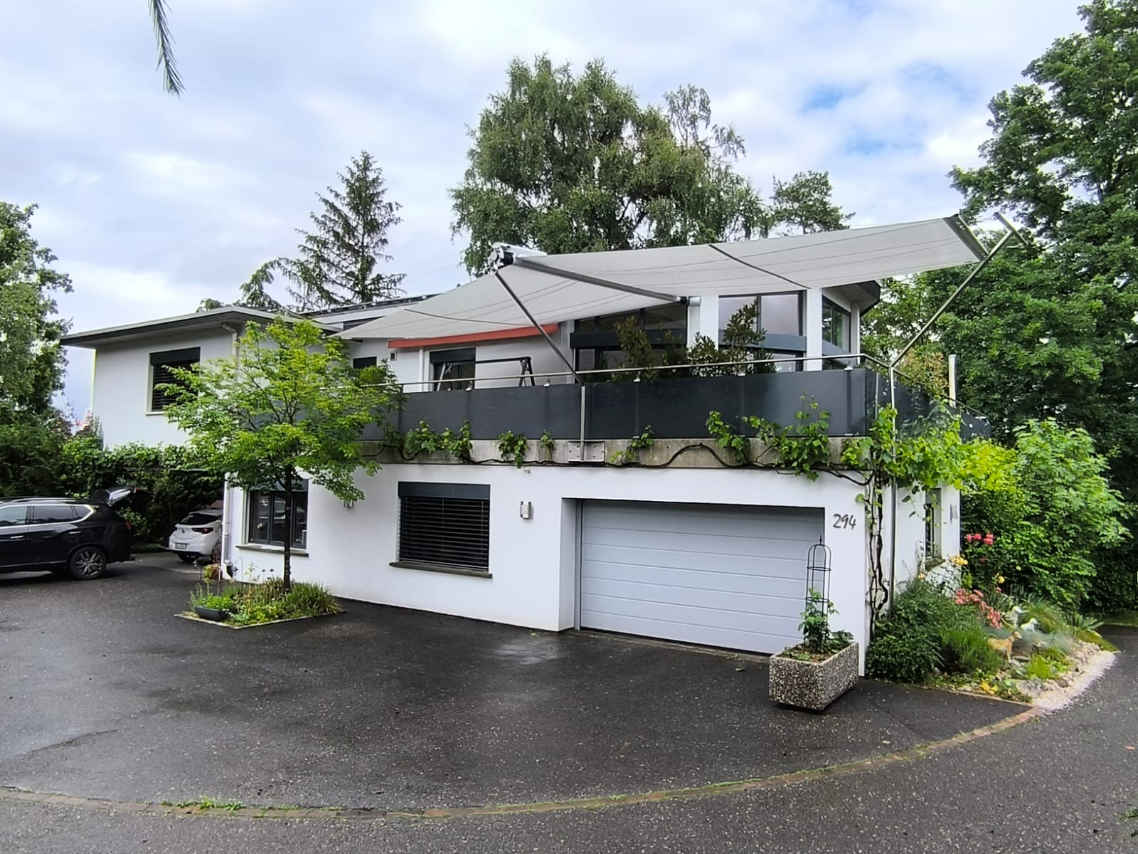 SunSquare sun sail with integrated T-support for open, elegant outdoor spaces