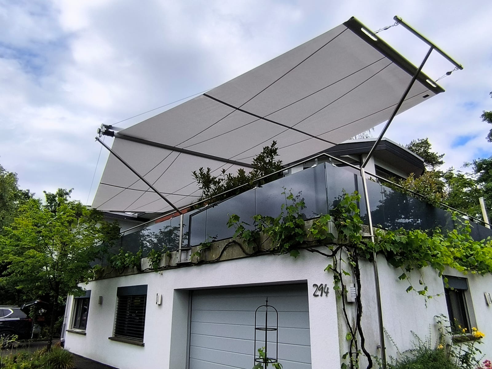 Double-AX sun sail system with 45 m² Infinity zigzag sail on a modern terrace