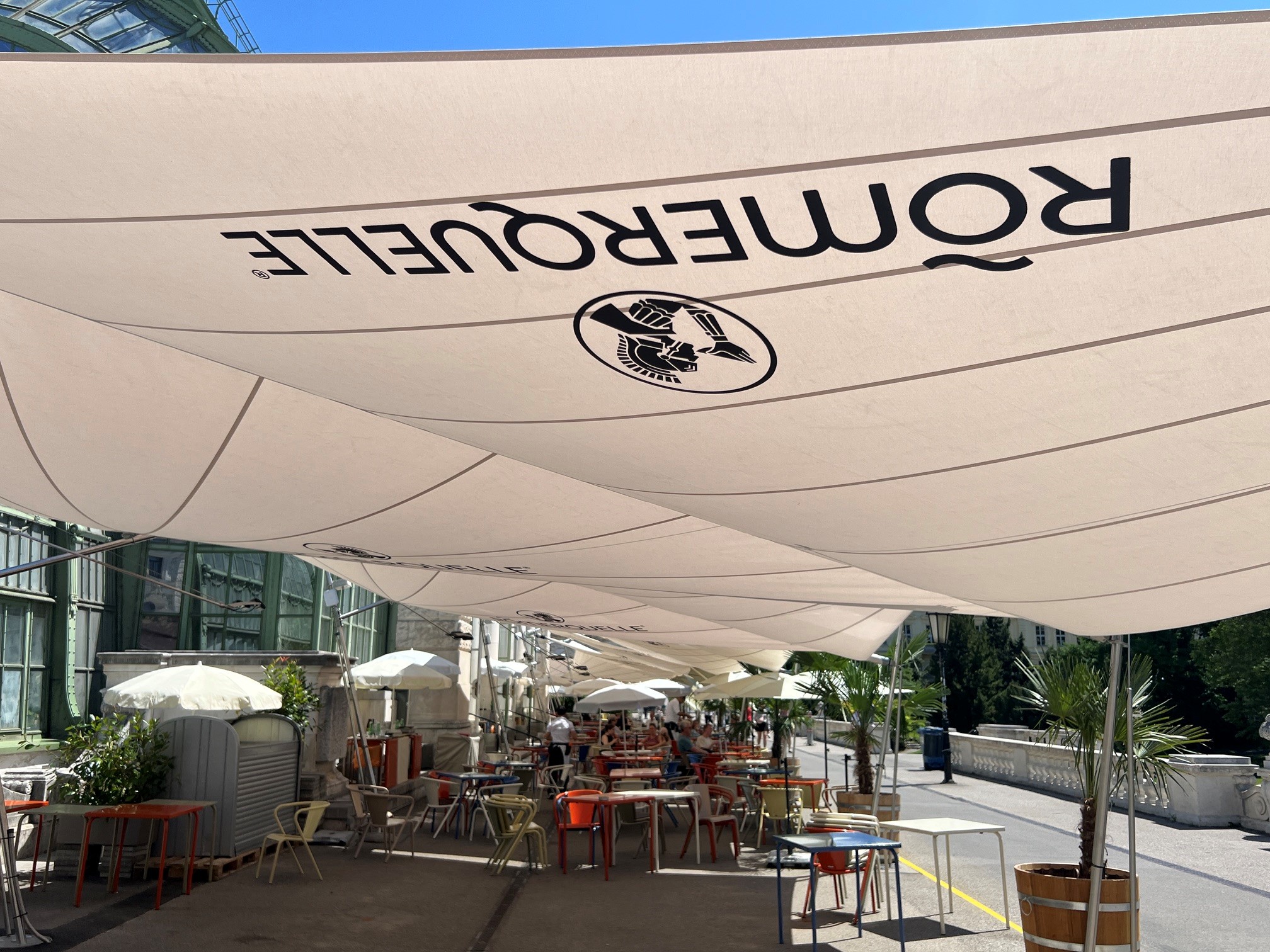 Logodruck auf einem Sonnensegel von SunSquare. Einfarbiger Druck auf ein Sonnensegel ist möglich.