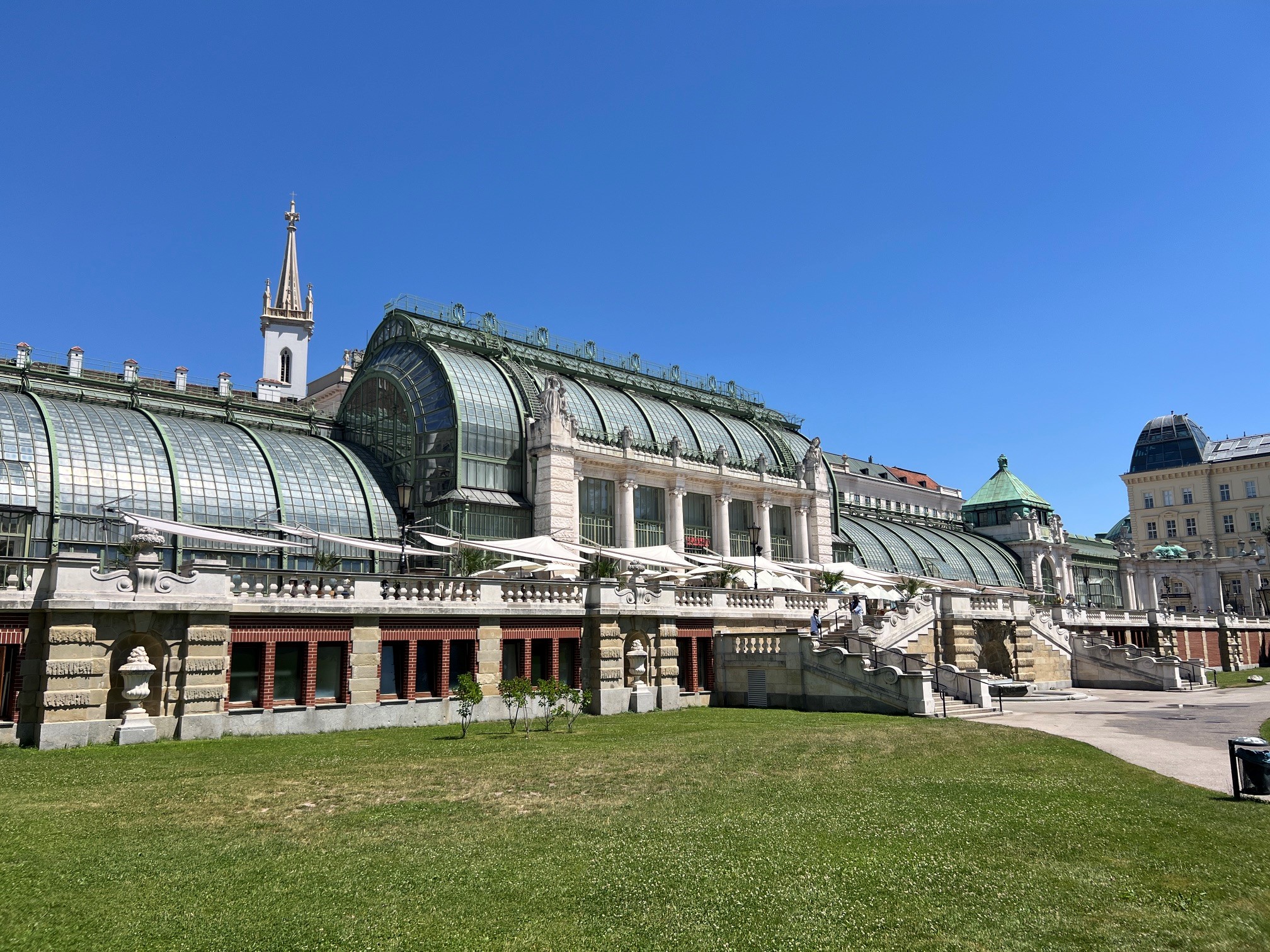 SunSquare Sonnensegel für Gastronomie und Hotellerie. Hier der Gastgarten Palmenhaus Wien im Burggarten.