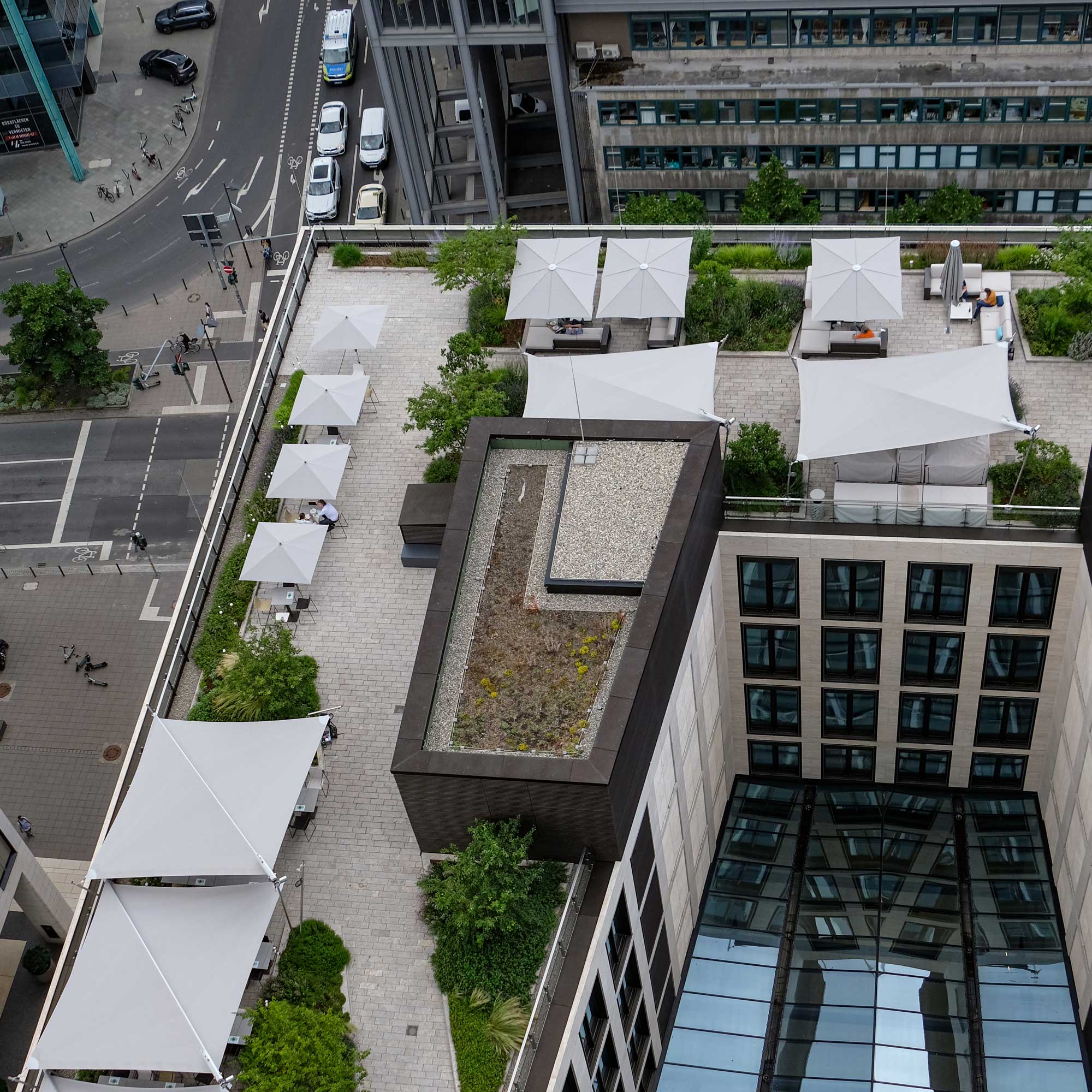 Blick von oben auf die exklusive Aufenthaltsfläche im WINX Tower mit automatischen SunSquare Strahlensegeln.