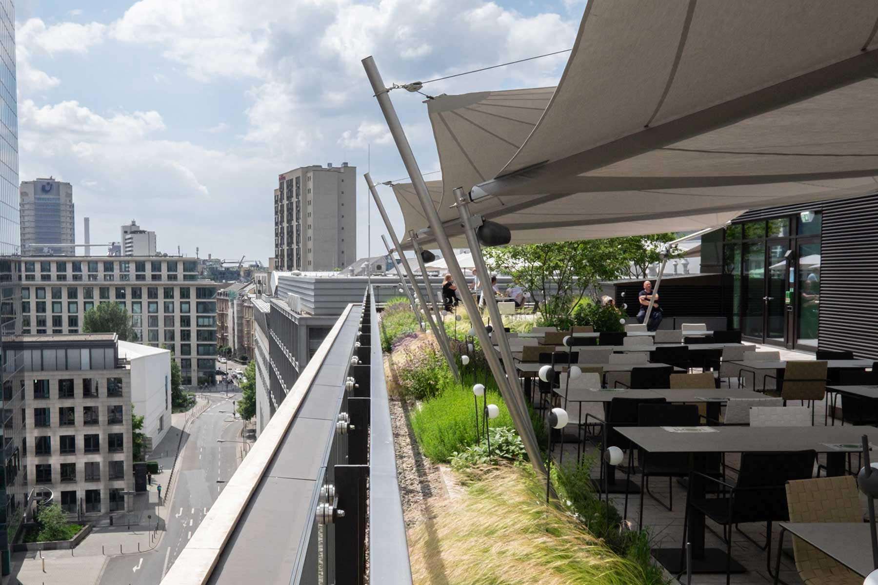 Moderne Dachterrasse mit SunSquare Segelanlagen im Frankfurter MainTor-Quartier.