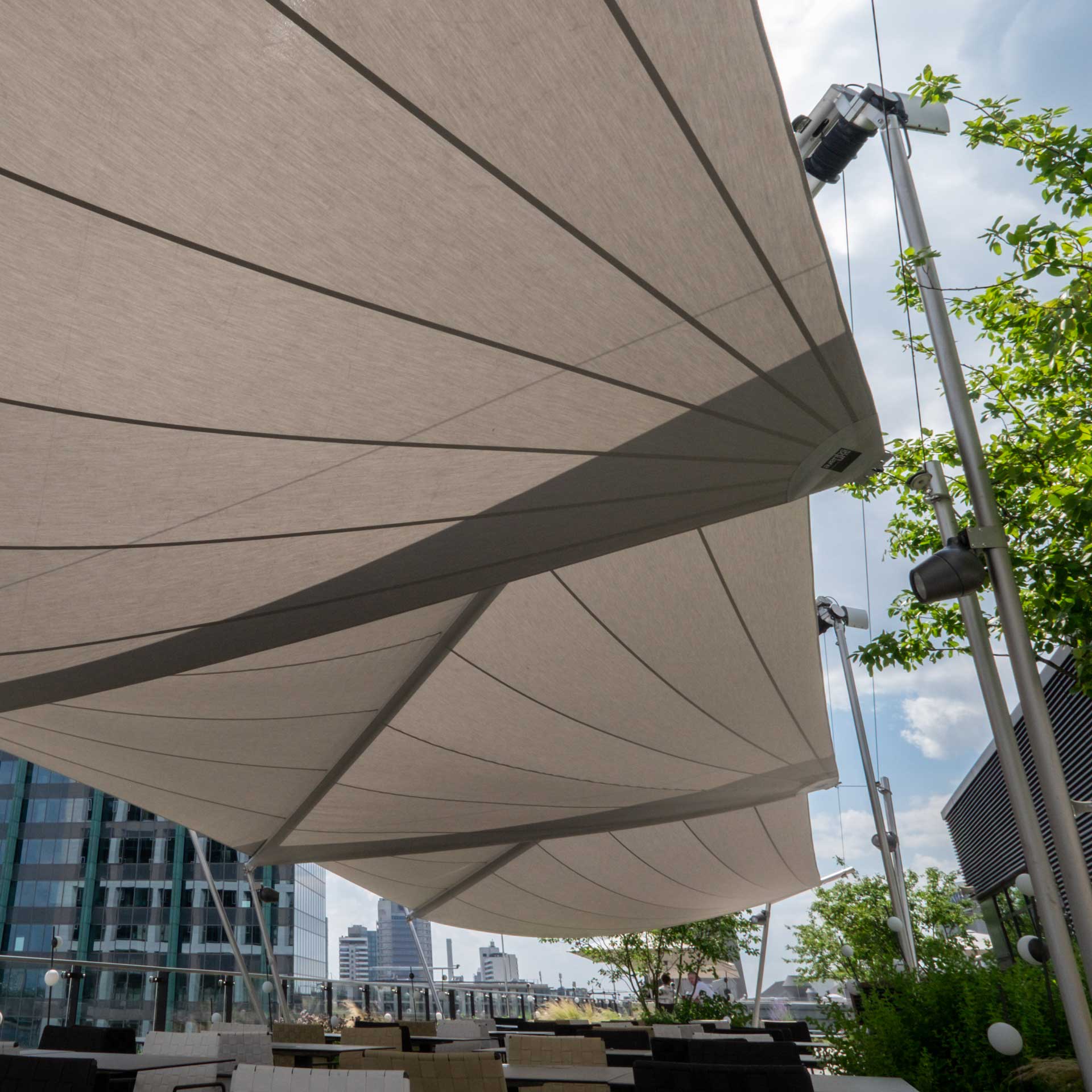 SunSquare Strahlensegel auf der Dachterrasse des WINX Towers in Frankfurt am Main.