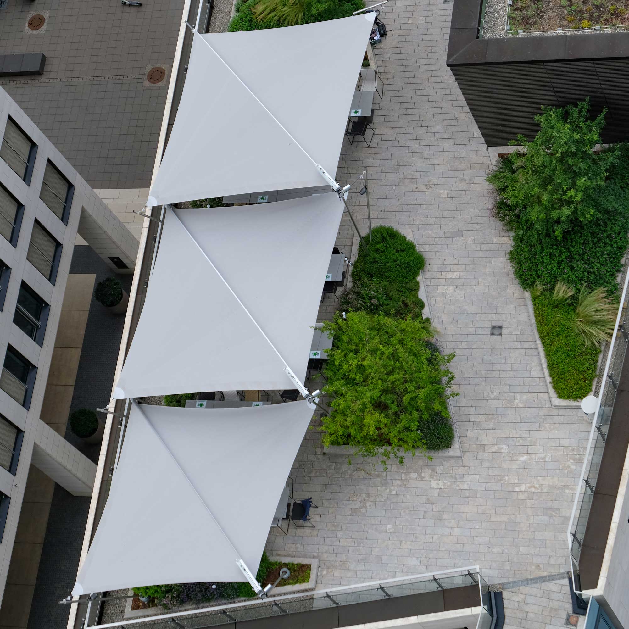 Blick von oben auf die exklusive Aufenthaltsfläche im WINX Tower mit automatischen SunSquare Strahlensegeln.