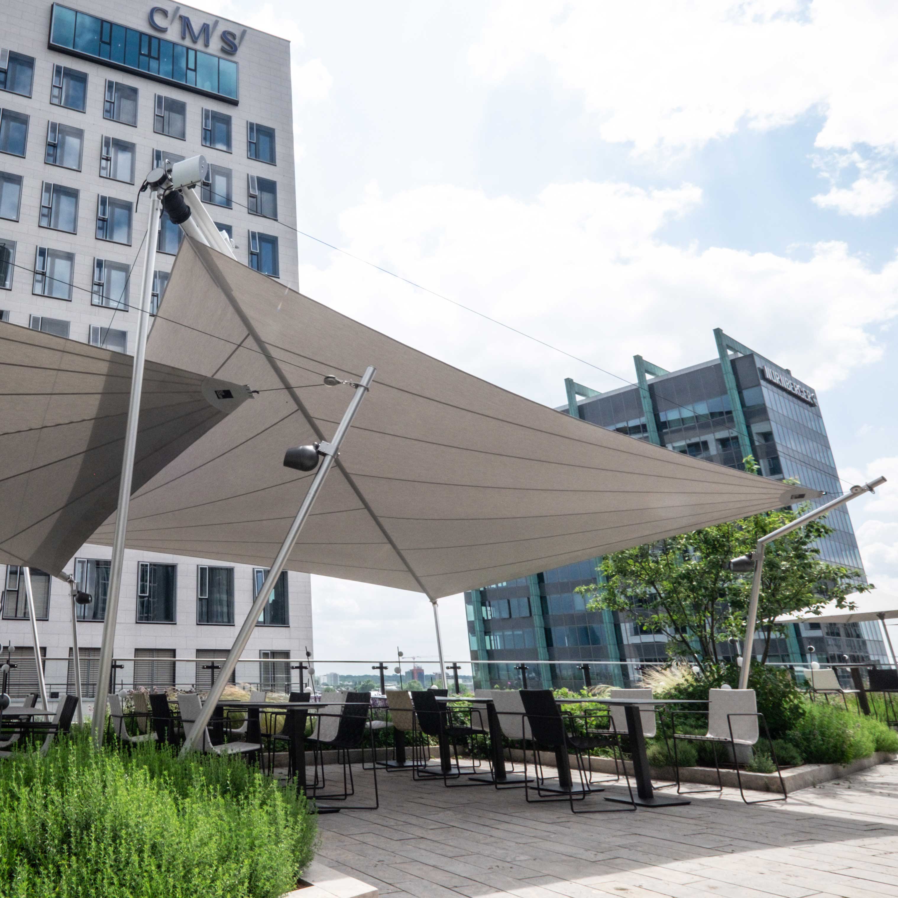 Fünf SunSquare Sonnensegel schaffen Schatten und Wetterschutz im 7. Obergeschoss des WINX Towers.