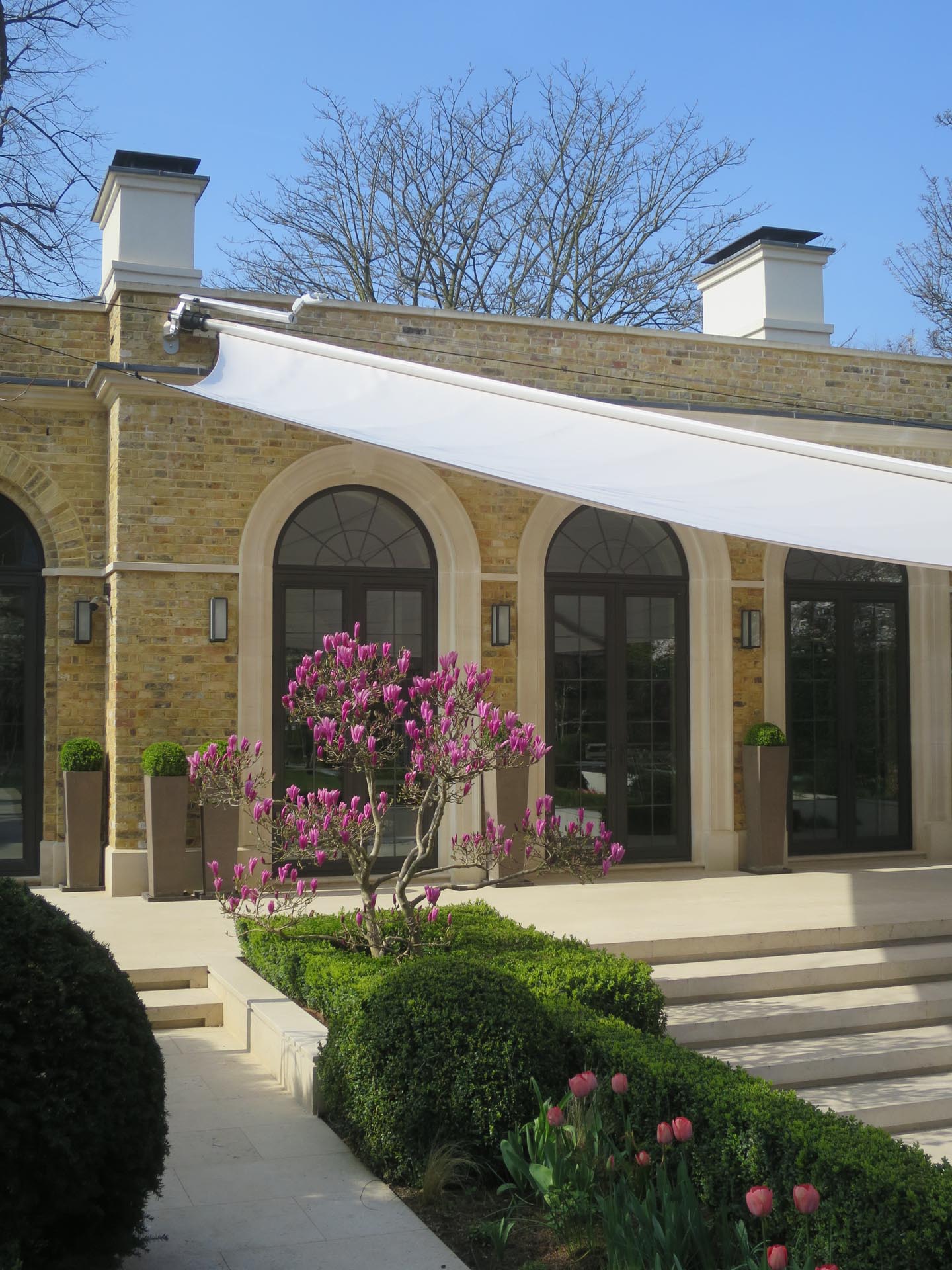Hochwertige Terrassenbeschattung mit SunSquare SQK-I Doppel-Dreieck und elegantem Strahlensegel.